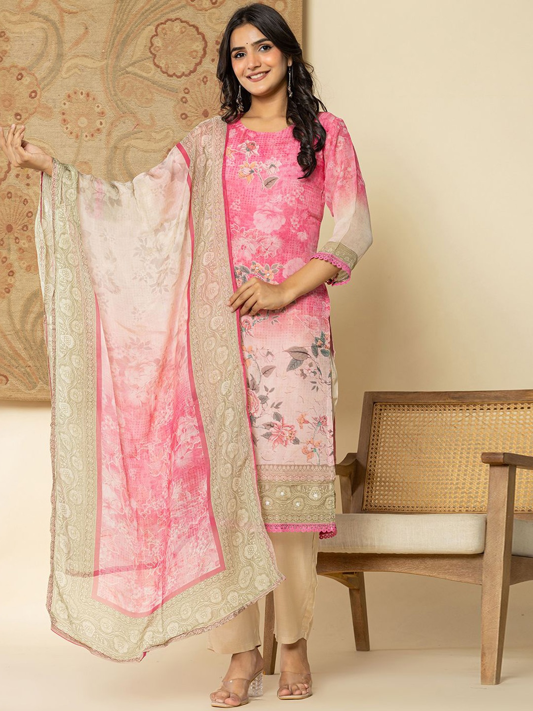 Yufta Pink Floral Printed Regular Sequinned Organza Straight Kurta & Trouser With Dupatta
Yufta Pink Floral Printed Regular Sequinned Organza Straight Kurta & Trouser With Dupatta