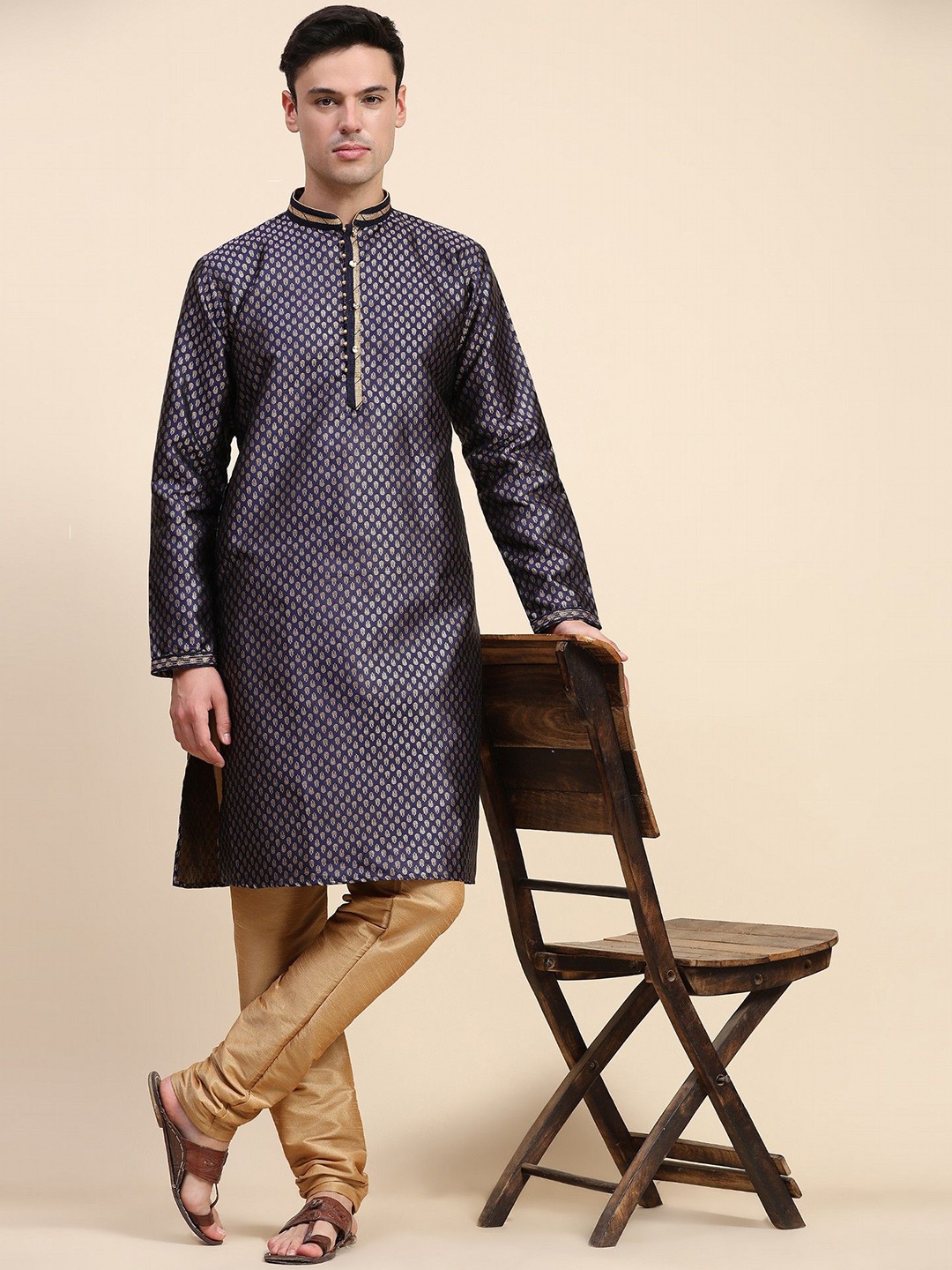 SKAVIJ Floral Woven Design Thread Work Mandarin Collar Straight Kurta with Pyjamas, Blue
SKAVIJ Floral Woven Design Thread Work Mandarin Collar Straight Kurta with Pyjamas, Blue