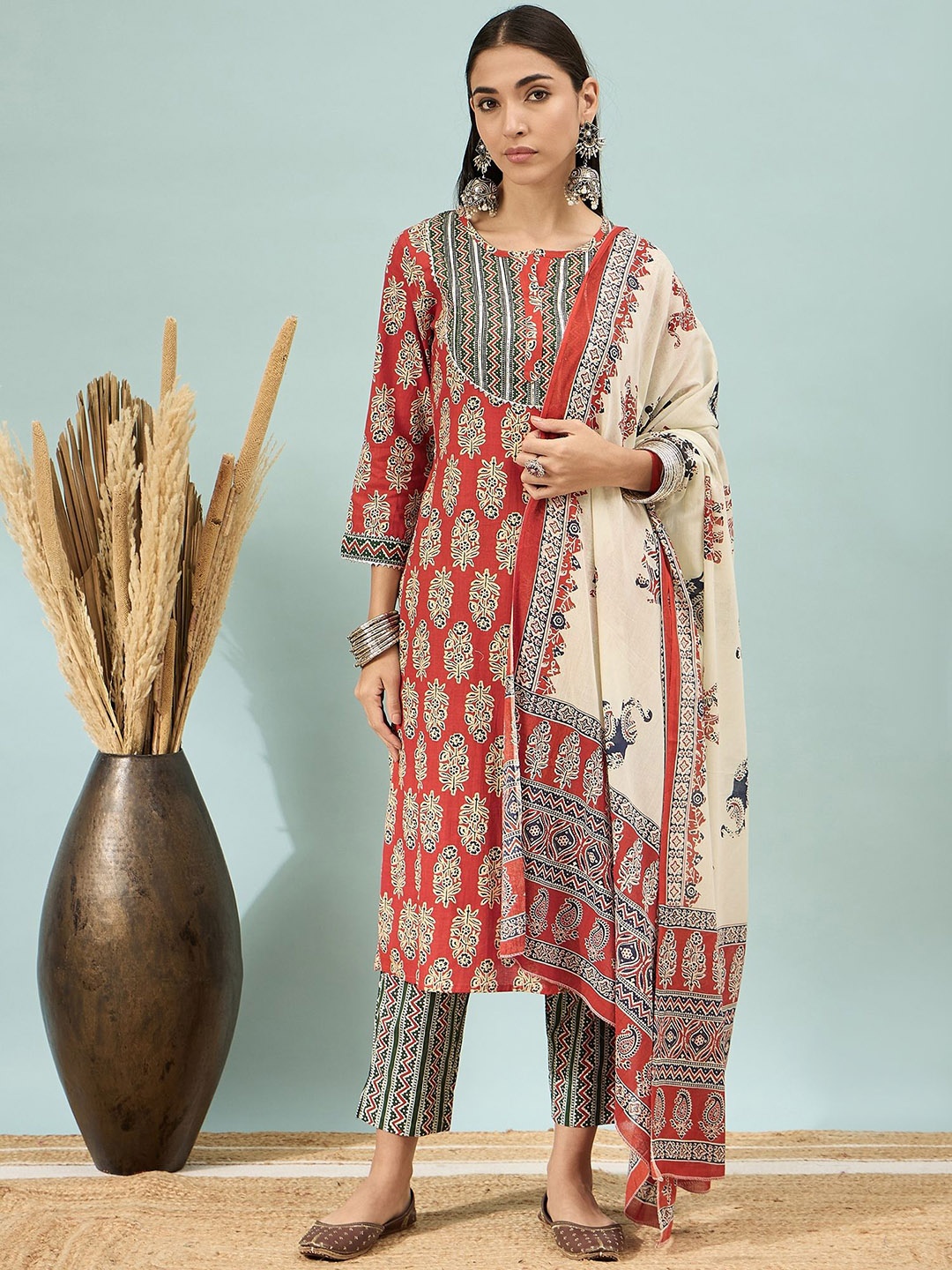 DIVASTRI Ethnic Motifs Printed Round Neck Pure Cotton Straight Kurta With Trouser& Dupatta, Pink
DIVASTRI Ethnic Motifs Printed Round Neck Pure Cotton Straight Kurta With Trouser& Dupatta, Pink