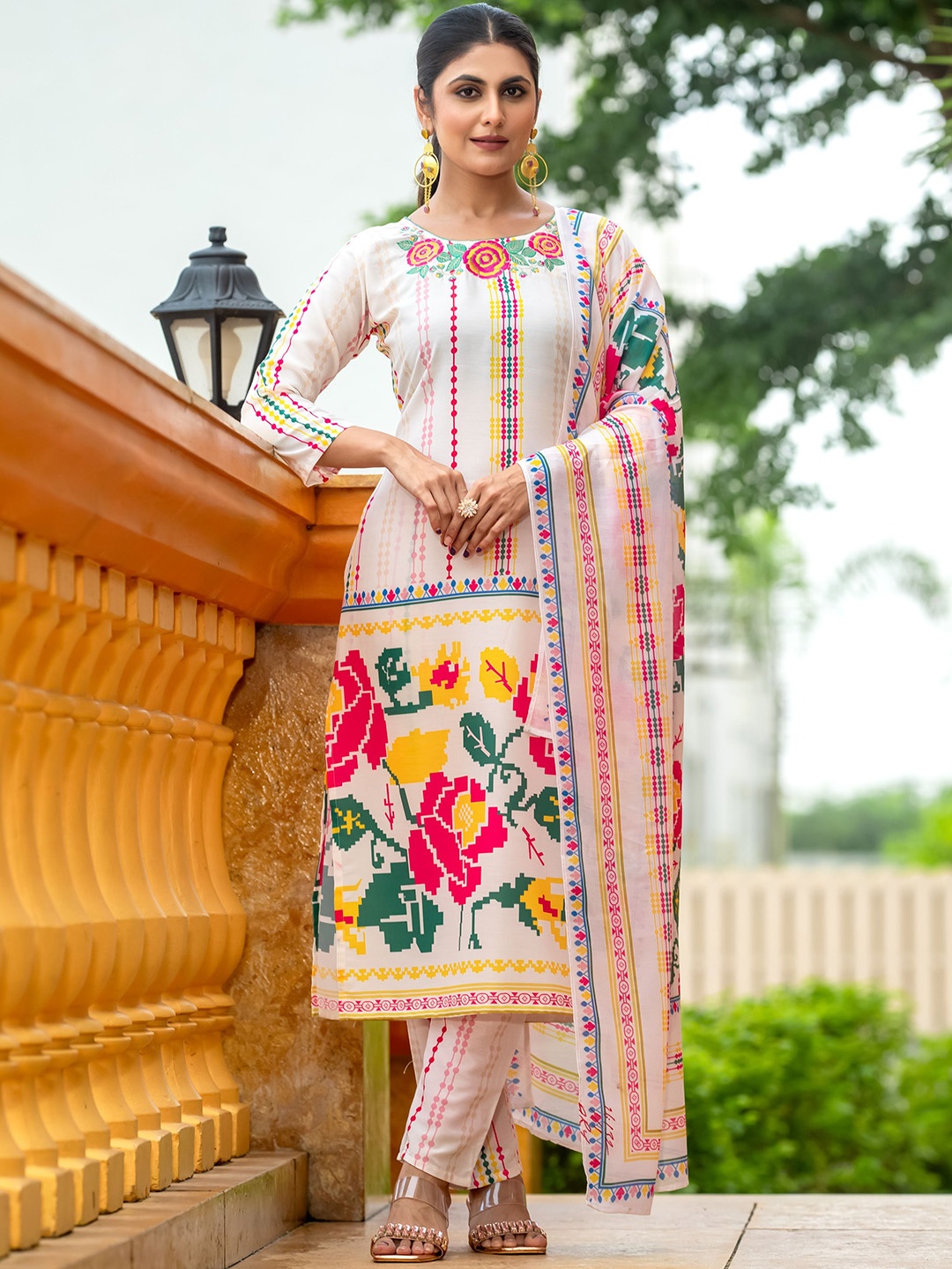 Mesqlu Round Neck Floral Printed Thread Work Straight Kurta with Trouser & Dupatta, White
Mesqlu Round Neck Floral Printed Thread Work Straight Kurta with Trouser & Dupatta, White