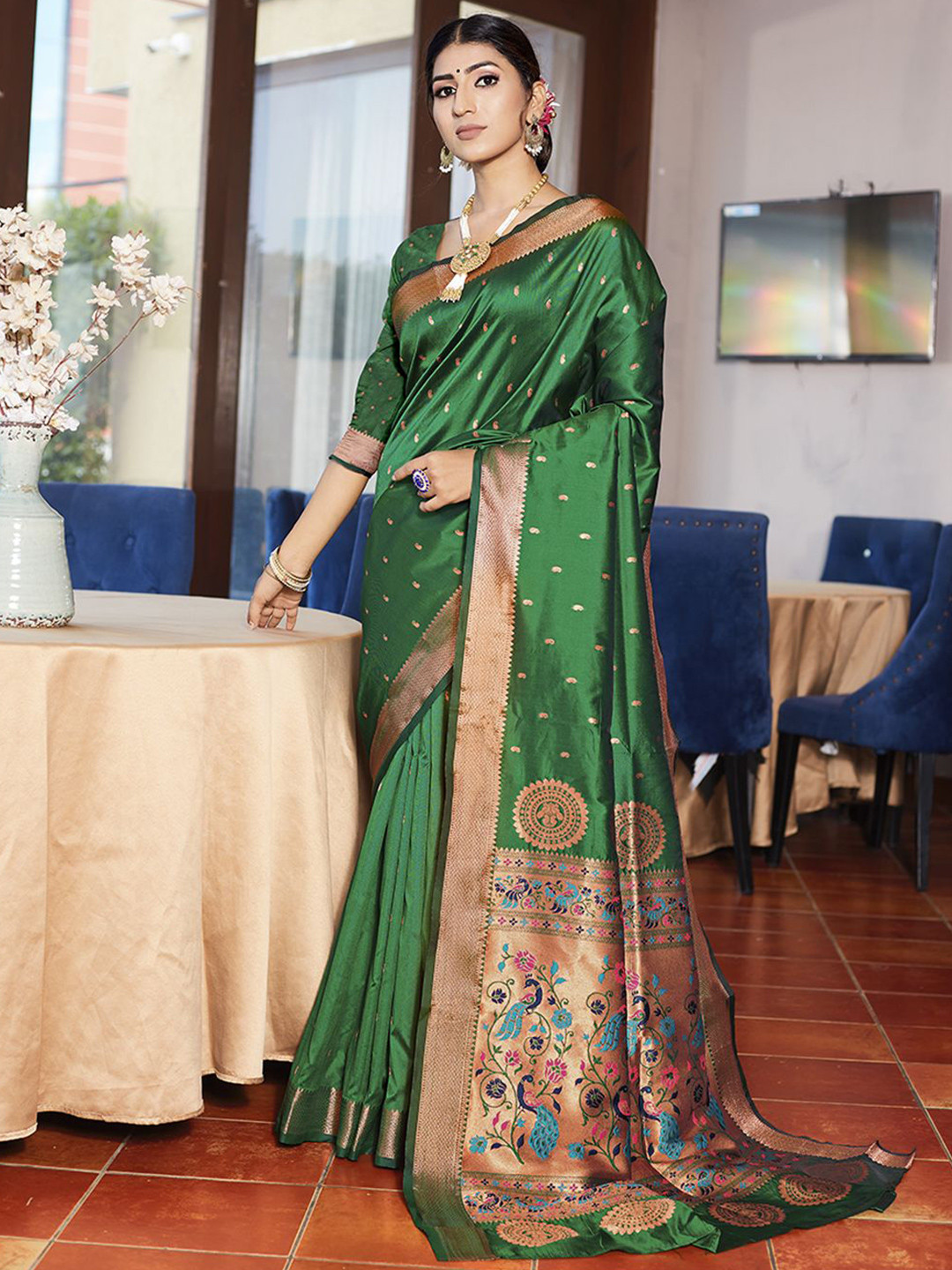 JUST FASHION Women Woven Design Zari Silk Blend Paithani Saree With Blouse Piece, Green
JUST FASHION Women Woven Design Zari Silk Blend Paithani Saree With Blouse Piece, Green