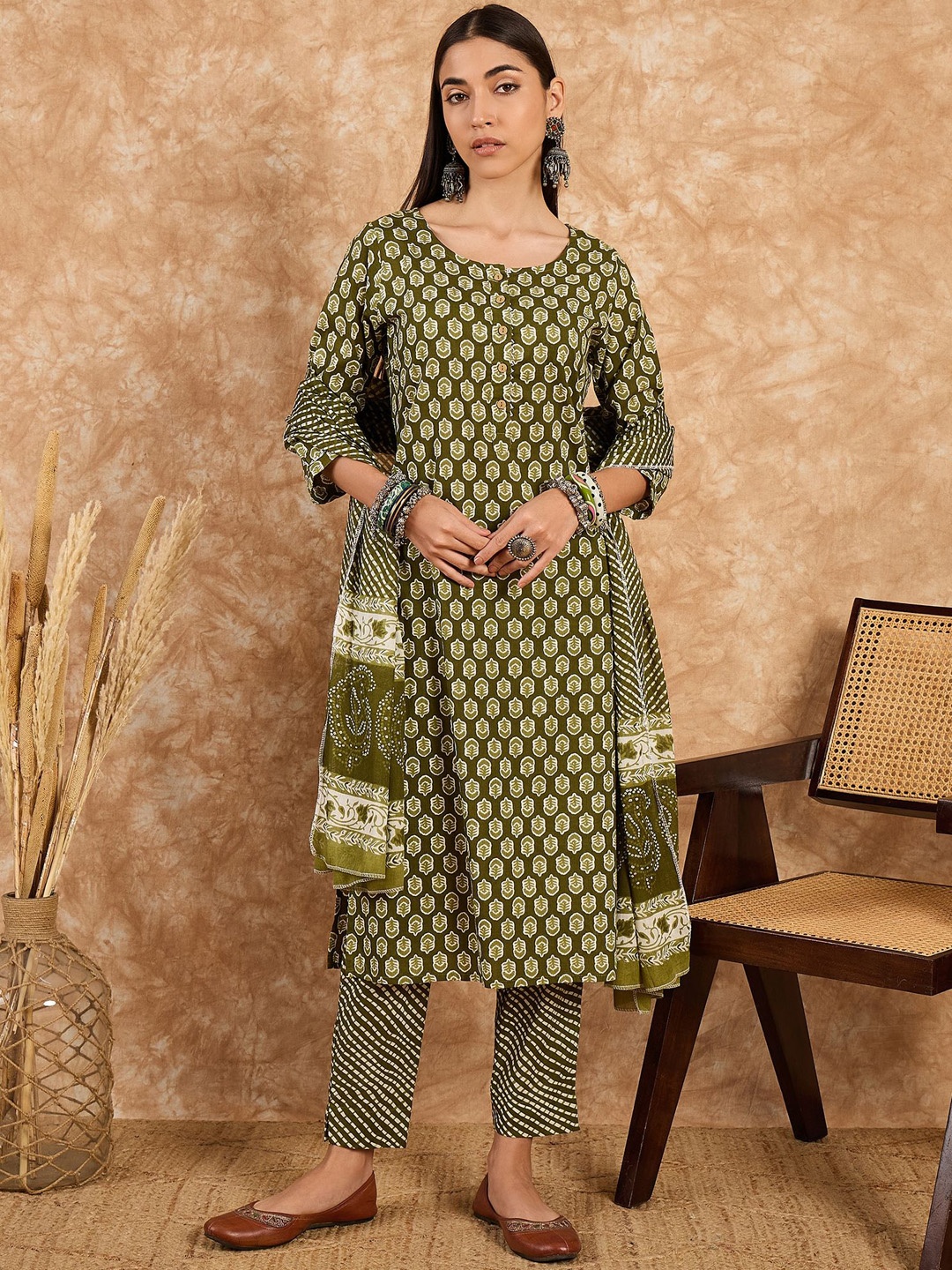 DIVASTRI Women Floral Printed Regular Gotta Patti Pure Cotton Kurta with Trousers & With Dupatta, Green
DIVASTRI Women Floral Printed Regular Gotta Patti Pure Cotton Kurta with Trousers & With Dupatta, Green