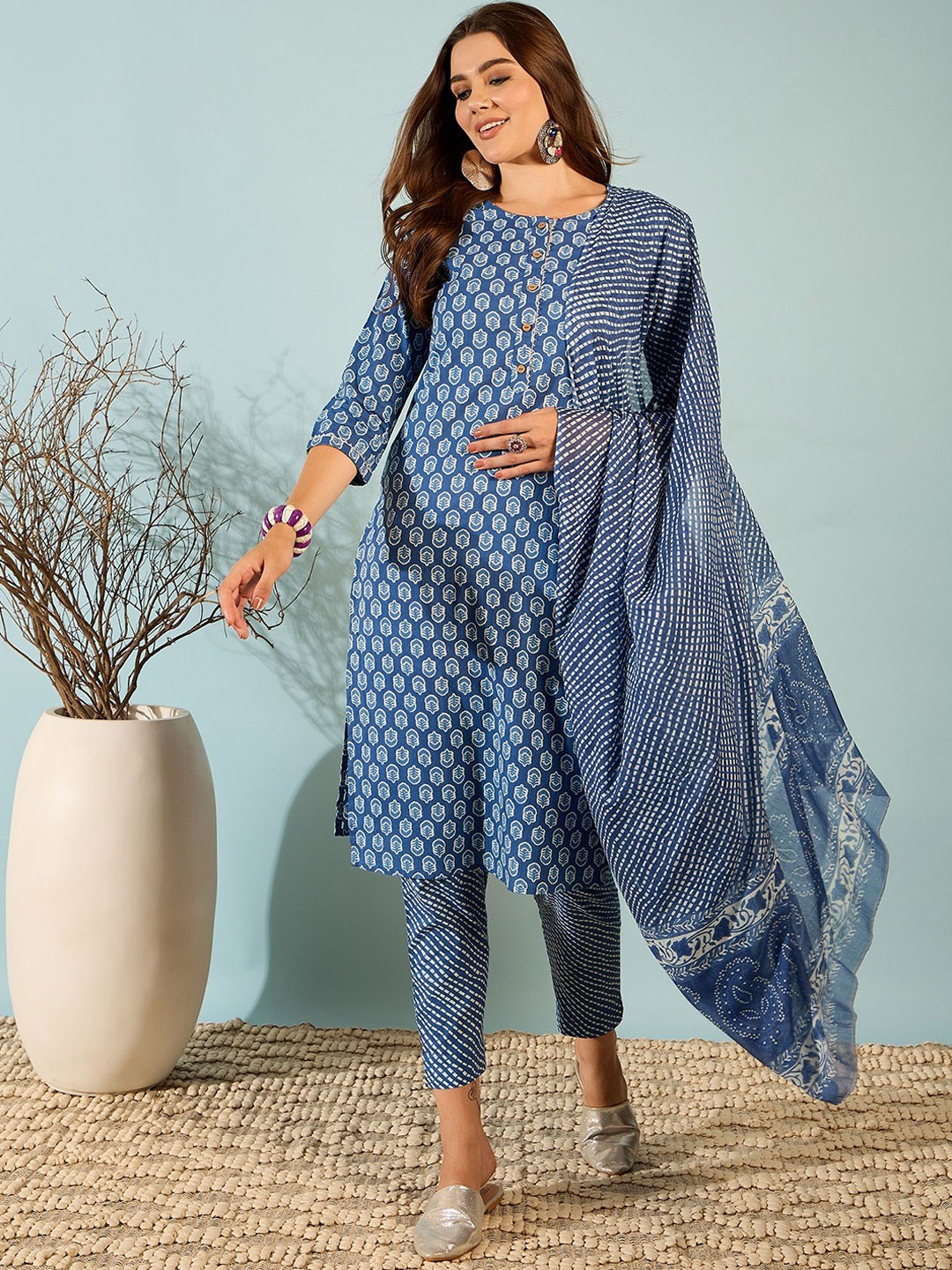 DIVASTRI Women Floral Printed Regular Gotta Patti Pure Cotton Kurta with Trousers & With Dupatta, Navy blue
DIVASTRI Women Floral Printed Regular Gotta Patti Pure Cotton Kurta with Trousers & With Dupatta, Navy blue