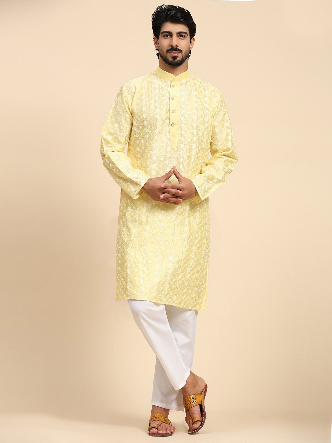 SKAVIJ Floral Embroidered Thread Work Mandarin Collar Straight Kurta with Pyjamas, Yellow
SKAVIJ Floral Embroidered Thread Work Mandarin Collar Straight Kurta with Pyjamas, Yellow