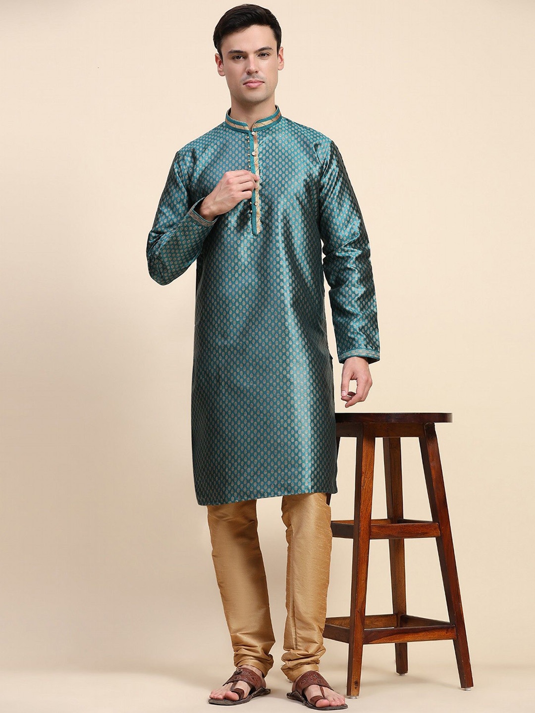 SKAVIJ Floral Woven Design Thread Work Mandarin Collar Straight Kurta with Pyjamas, Green
SKAVIJ Floral Woven Design Thread Work Mandarin Collar Straight Kurta with Pyjamas, Green