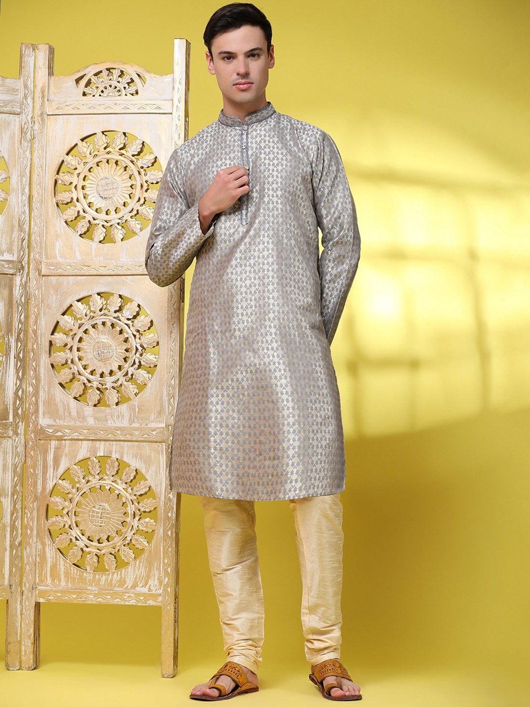 SKAVIJ Floral Woven Design Thread Work Mandarin Collar Straight Kurta with Pyjamas, Grey
SKAVIJ Floral Woven Design Thread Work Mandarin Collar Straight Kurta with Pyjamas, Grey
