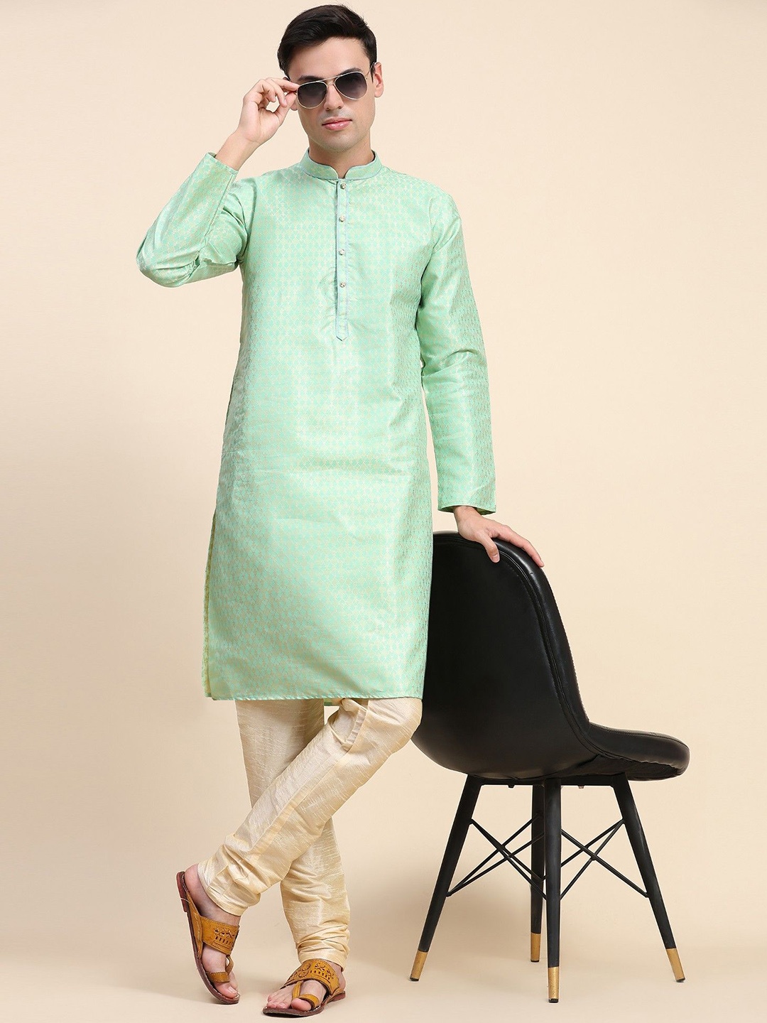 SKAVIJ Floral Woven Design Thread Work Mandarin Collar Straight Kurta with Pyjamas, Green
SKAVIJ Floral Woven Design Thread Work Mandarin Collar Straight Kurta with Pyjamas, Green