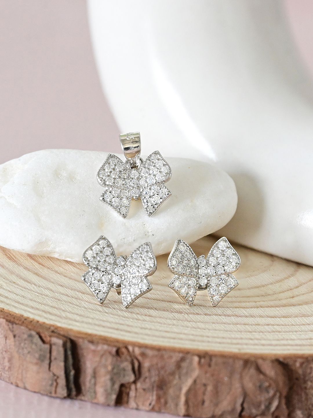 TOUCH925 Sterling Silver Cubic Zirconia Studded Dazzling Bow Delight Pendant Set
TOUCH925 Sterling Silver Cubic Zirconia Studded Dazzling Bow Delight Pendant Set