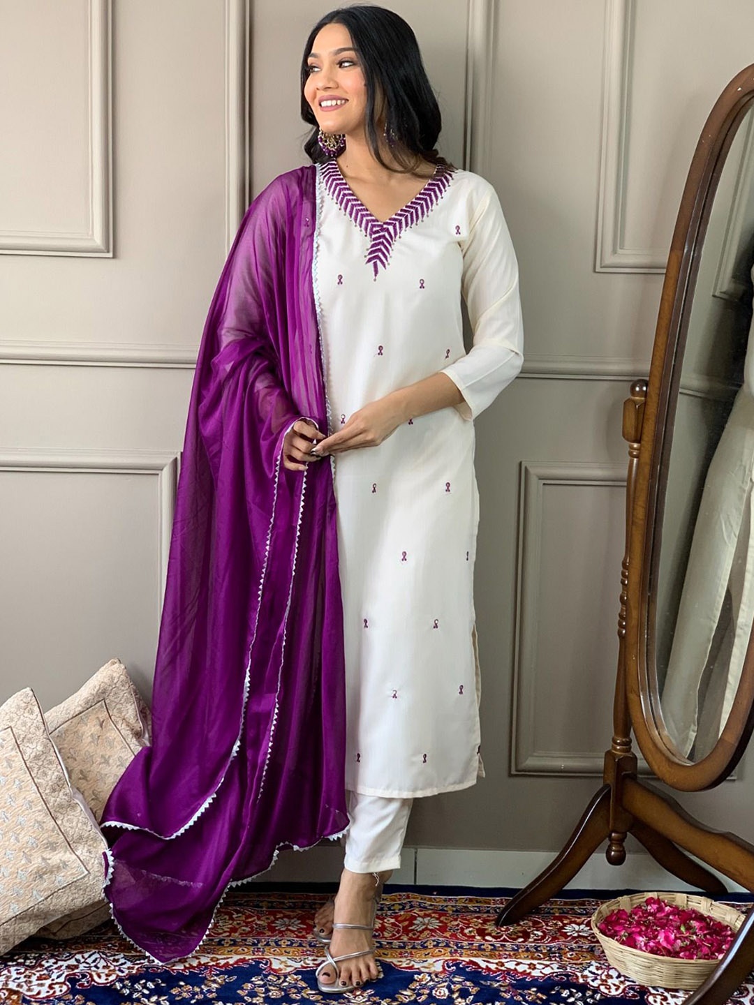 JAPNAAM Ethnic Motifs Embroidered Thread Work Straight Kurta with Trouser & Dupatta, Off white
JAPNAAM Ethnic Motifs Embroidered Thread Work Straight Kurta with Trouser & Dupatta, Off white