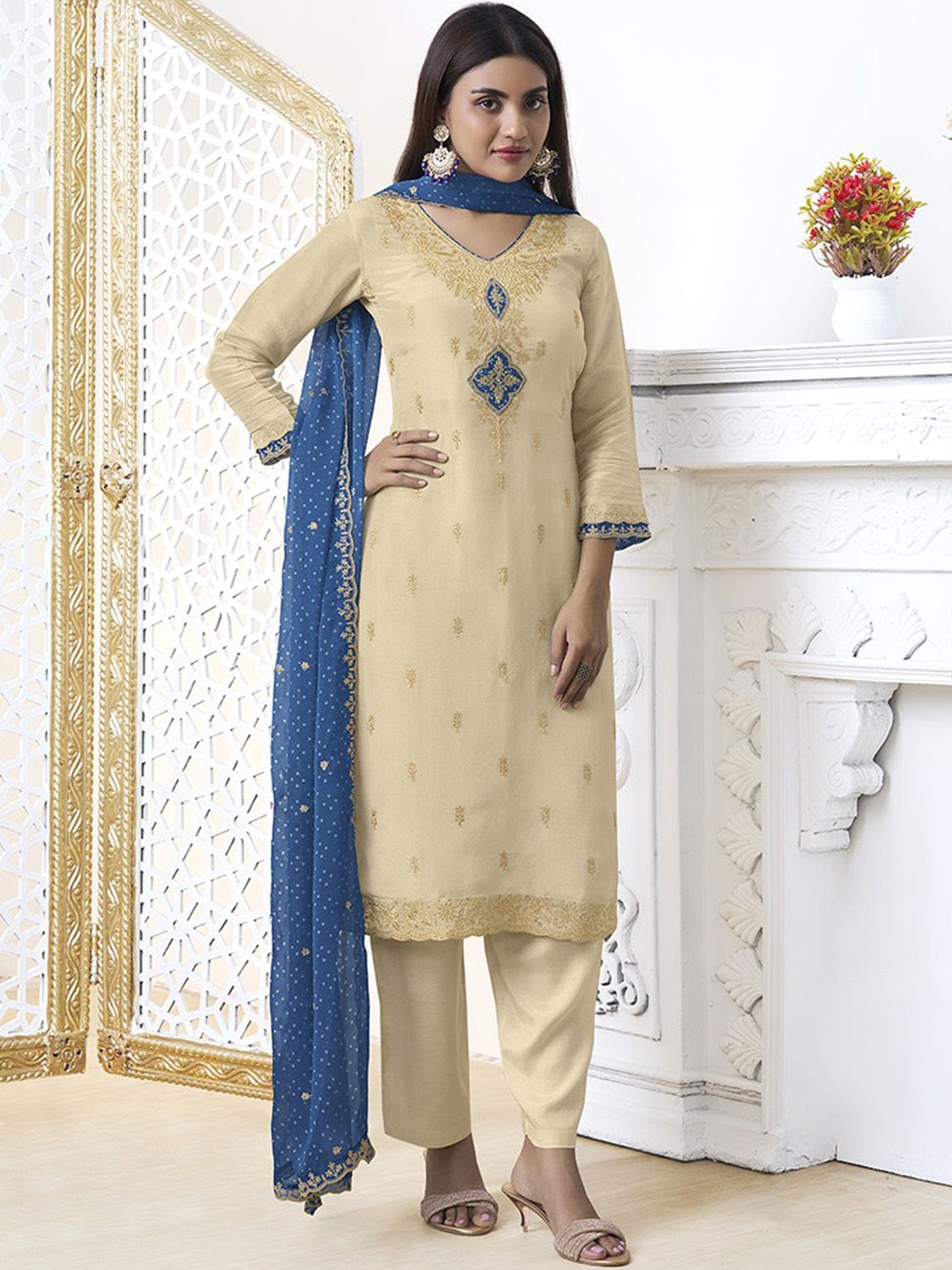 Seerat Women Ethnic Motifs Embroidered Regular Thread Work Pure Silk Kurta with Trousers & With Dupatta, Cream
Seerat Women Ethnic Motifs Embroidered Regular Thread Work Pure Silk Kurta with Trousers & With Dupatta, Cream