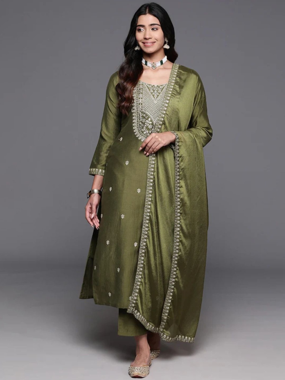 JAPNAAM Floral Embroidered Sequinned Chanderi Silk Straight Kurta with Trouser & Dupatta, Green
JAPNAAM Floral Embroidered Sequinned Chanderi Silk Straight Kurta with Trouser & Dupatta, Green