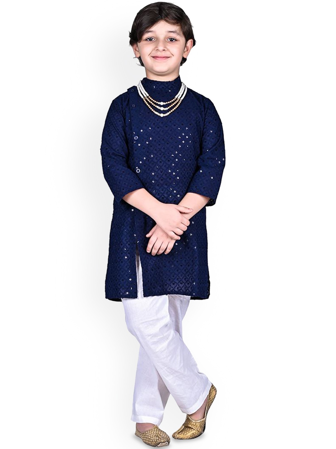 itsmycostume Boys Ethnic Motifs Embroidered Pure Cotton Straight Kurta with Trousers, Navy blue
itsmycostume Boys Ethnic Motifs Embroidered Pure Cotton Straight Kurta with Trousers, Navy blue