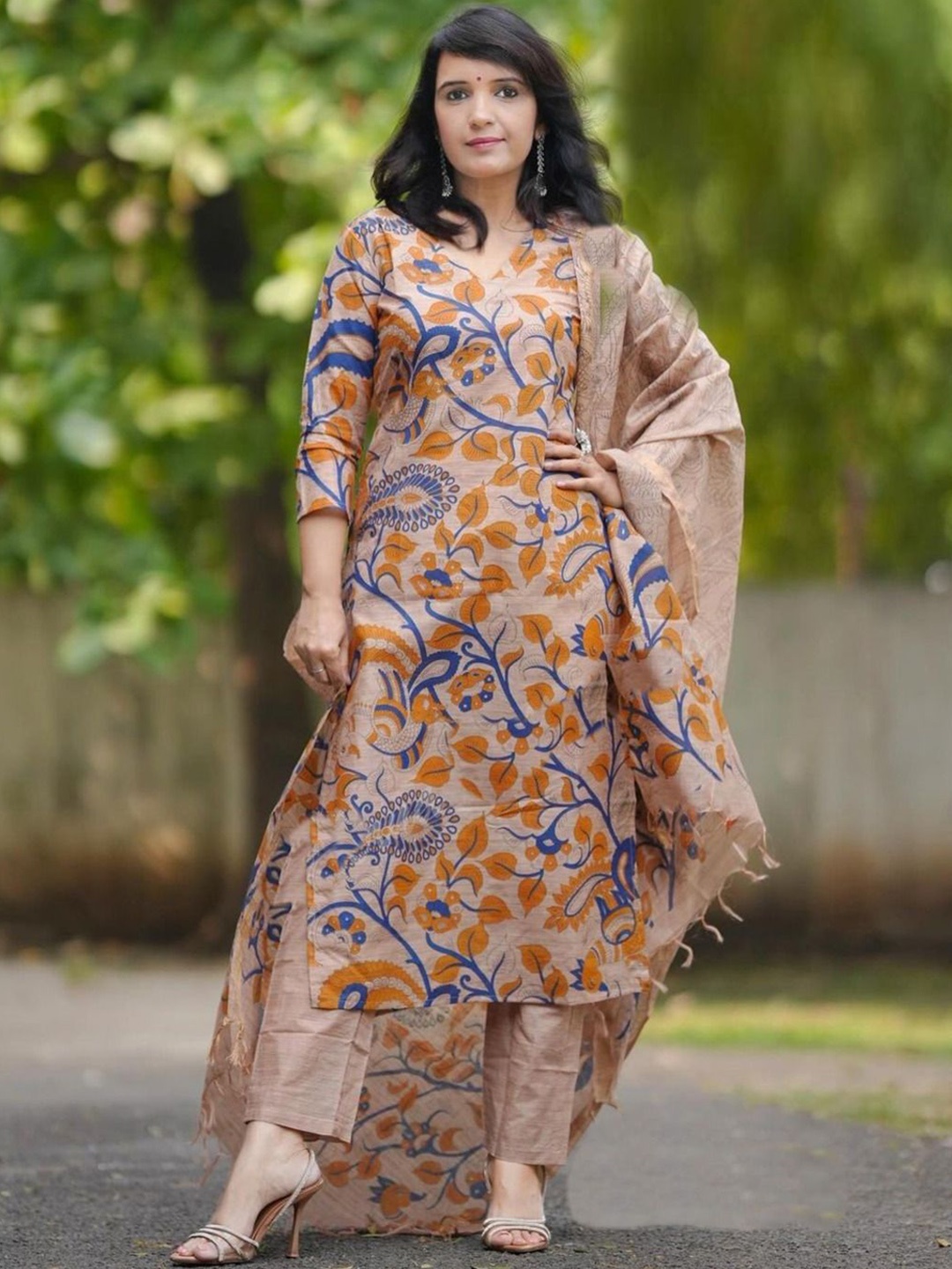 Anni Designer Women Floral Printed Regular Kurta with Trousers & With Dupatta, Beige
Anni Designer Women Floral Printed Regular Kurta with Trousers & With Dupatta, Beige