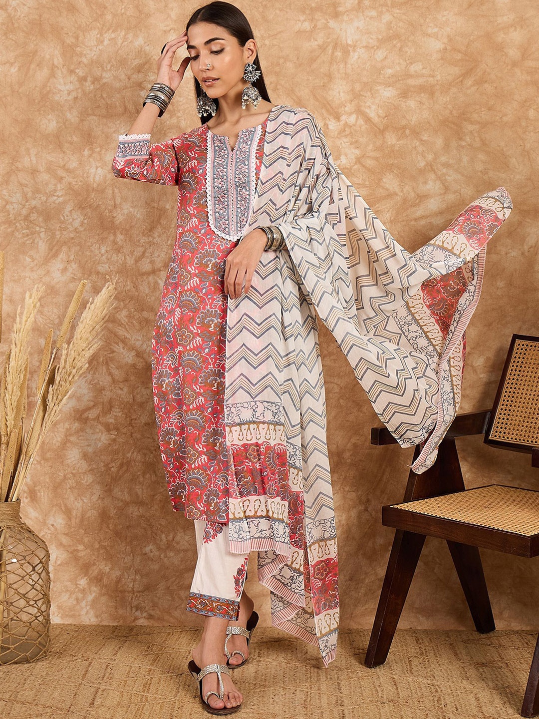 DIVASTRI Women Floral Printed Regular Sequinned Pure Cotton Kurta with Trousers & With Dupatta, Pink
DIVASTRI Women Floral Printed Regular Sequinned Pure Cotton Kurta with Trousers & With Dupatta, Pink