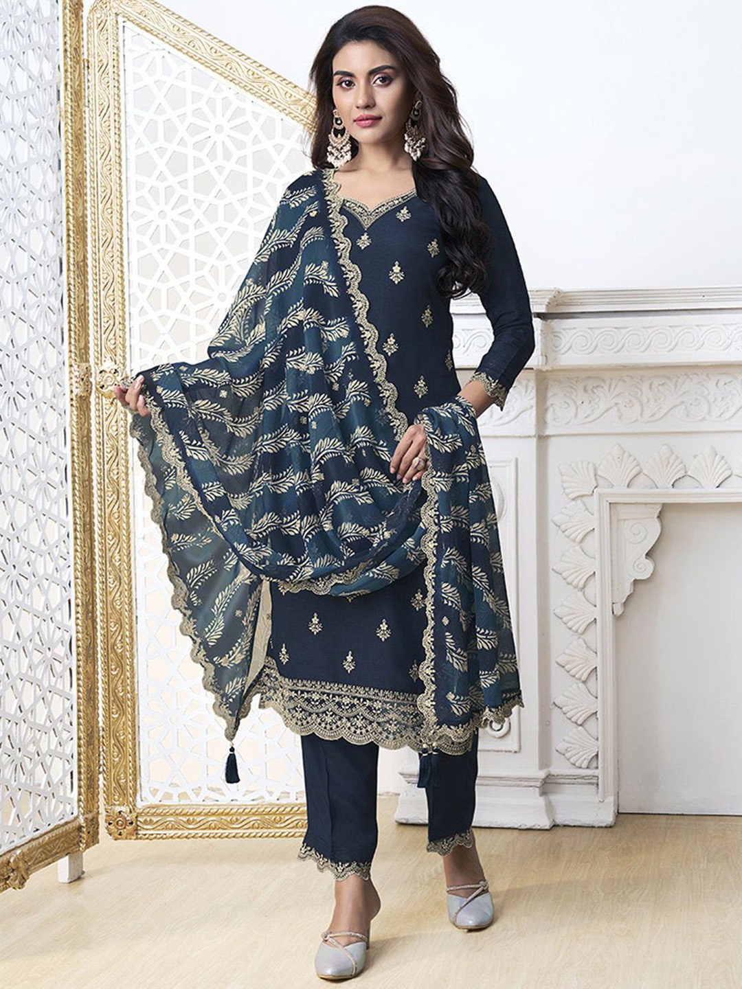 Seerat Women Ethnic Motifs Embroidered Regular Thread Work Pure Silk Kurta with Trousers & With Dupatta, Blue
Seerat Women Ethnic Motifs Embroidered Regular Thread Work Pure Silk Kurta with Trousers & With Dupatta, Blue