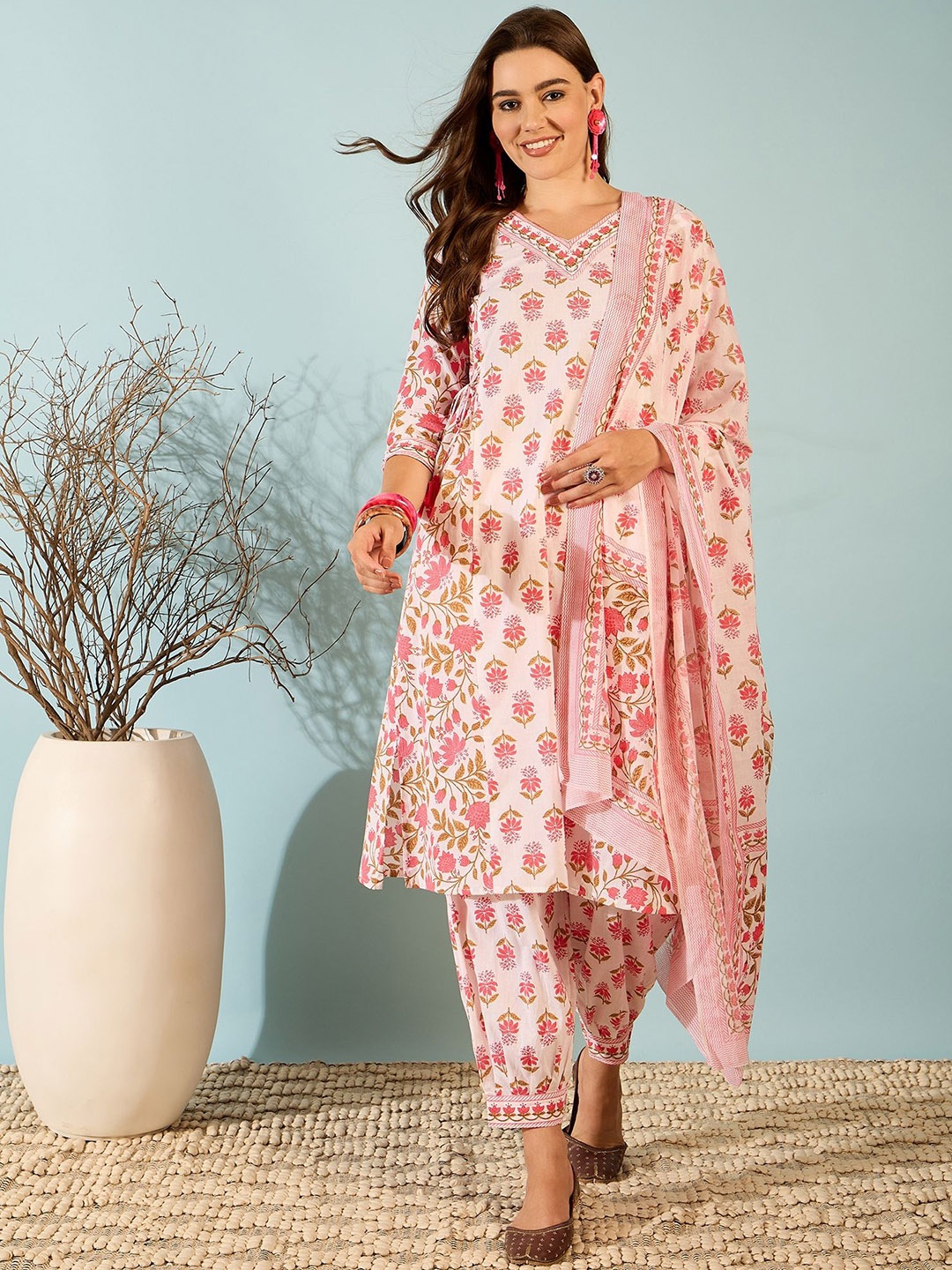DIVASTRI Women Floral Printed Regular Pure Cotton Kurta with Trousers & With Dupatta, Pink
DIVASTRI Women Floral Printed Regular Pure Cotton Kurta with Trousers & With Dupatta, Pink