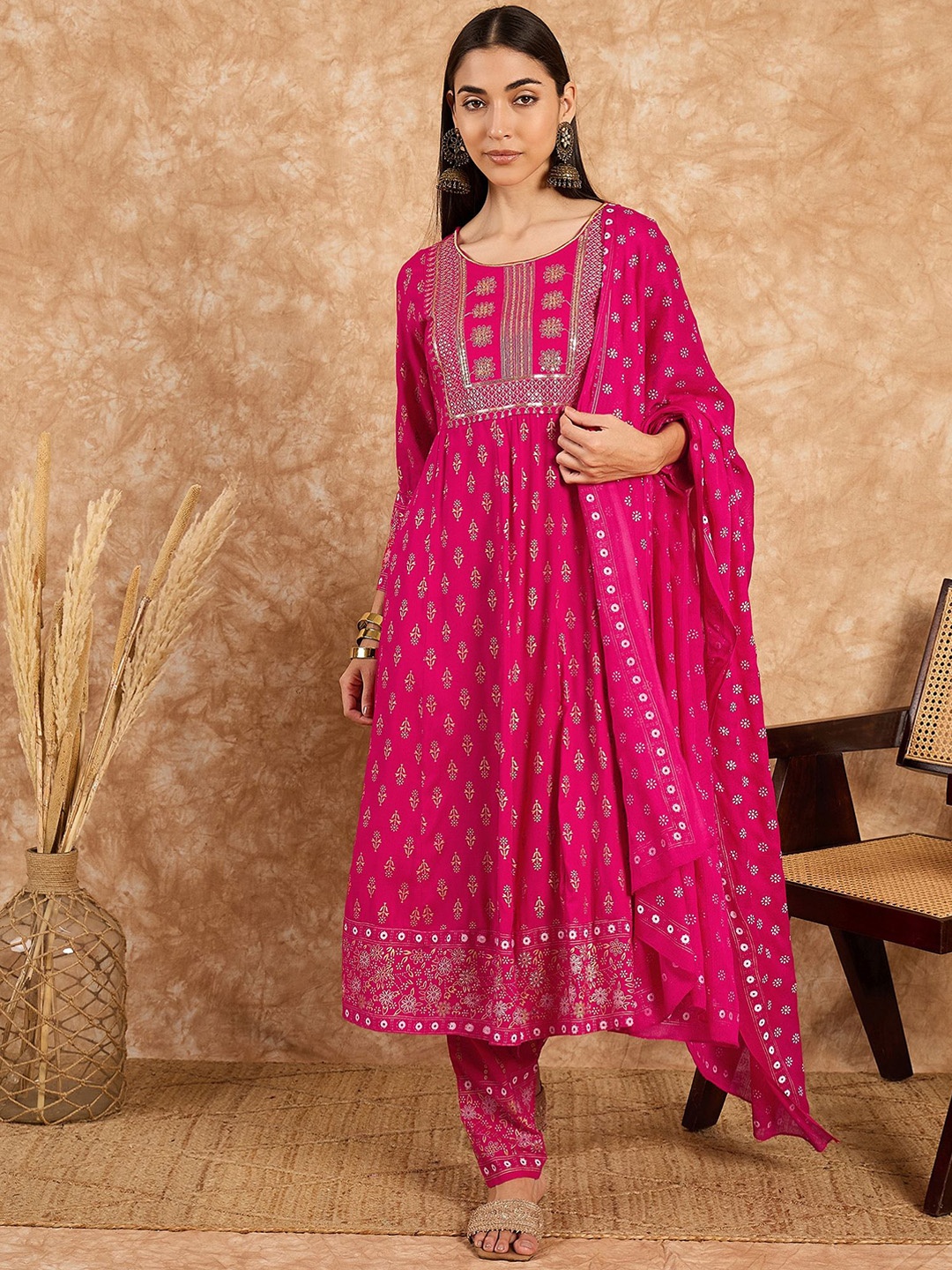 DIVASTRI Women Floral Embroidered Regular Sequinned Kurta with Trousers & With Dupatta, Pink
DIVASTRI Women Floral Embroidered Regular Sequinned Kurta with Trousers & With Dupatta, Pink