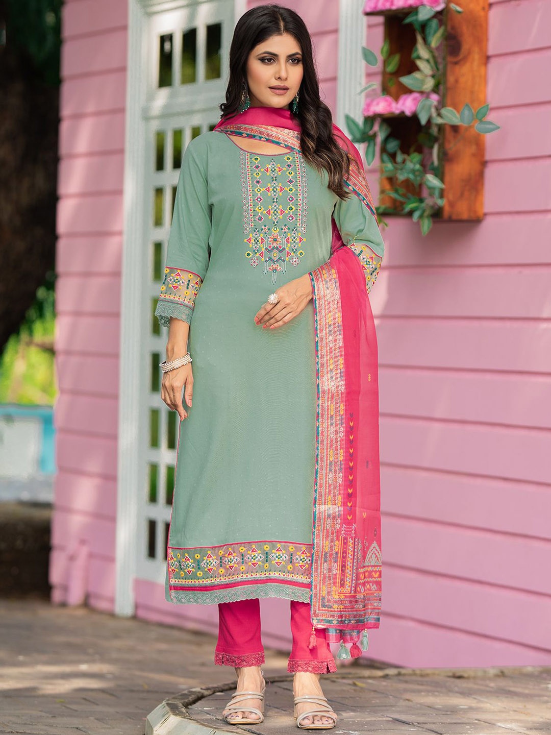 MITTOO Women Floral Embroidered Regular Thread Work Kurta with Trousers & With Dupatta, Green
MITTOO Women Floral Embroidered Regular Thread Work Kurta with Trousers & With Dupatta, Green