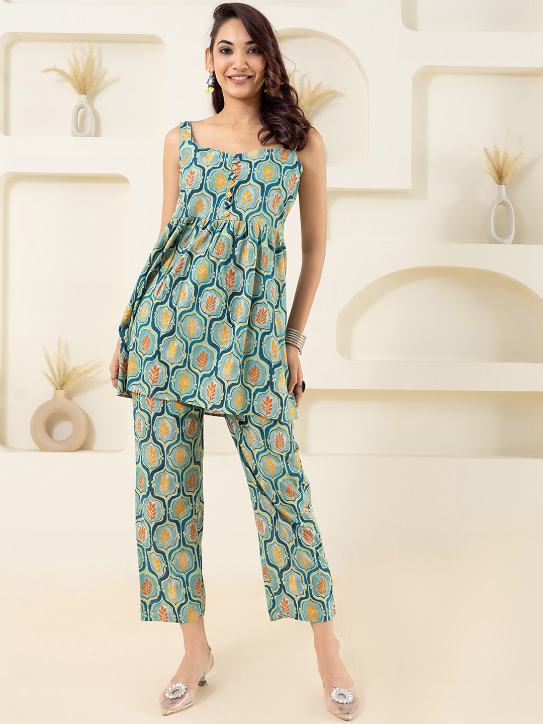 GULABOSITABO Floral Printed Square Neck Pure Cotton Tunic With Trousers, Sea green
GULABOSITABO Floral Printed Square Neck Pure Cotton Tunic With Trousers, Sea green