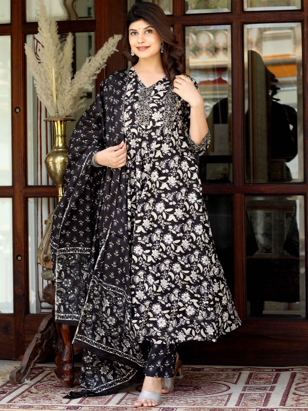 MIRAVAN Women Floral Embroidered Regular Sequinned Pure Cotton Kurta with Palazzos & With Dupatta, Black
MIRAVAN Women Floral Embroidered Regular Sequinned Pure Cotton Kurta with Palazzos & With Dupatta, Black