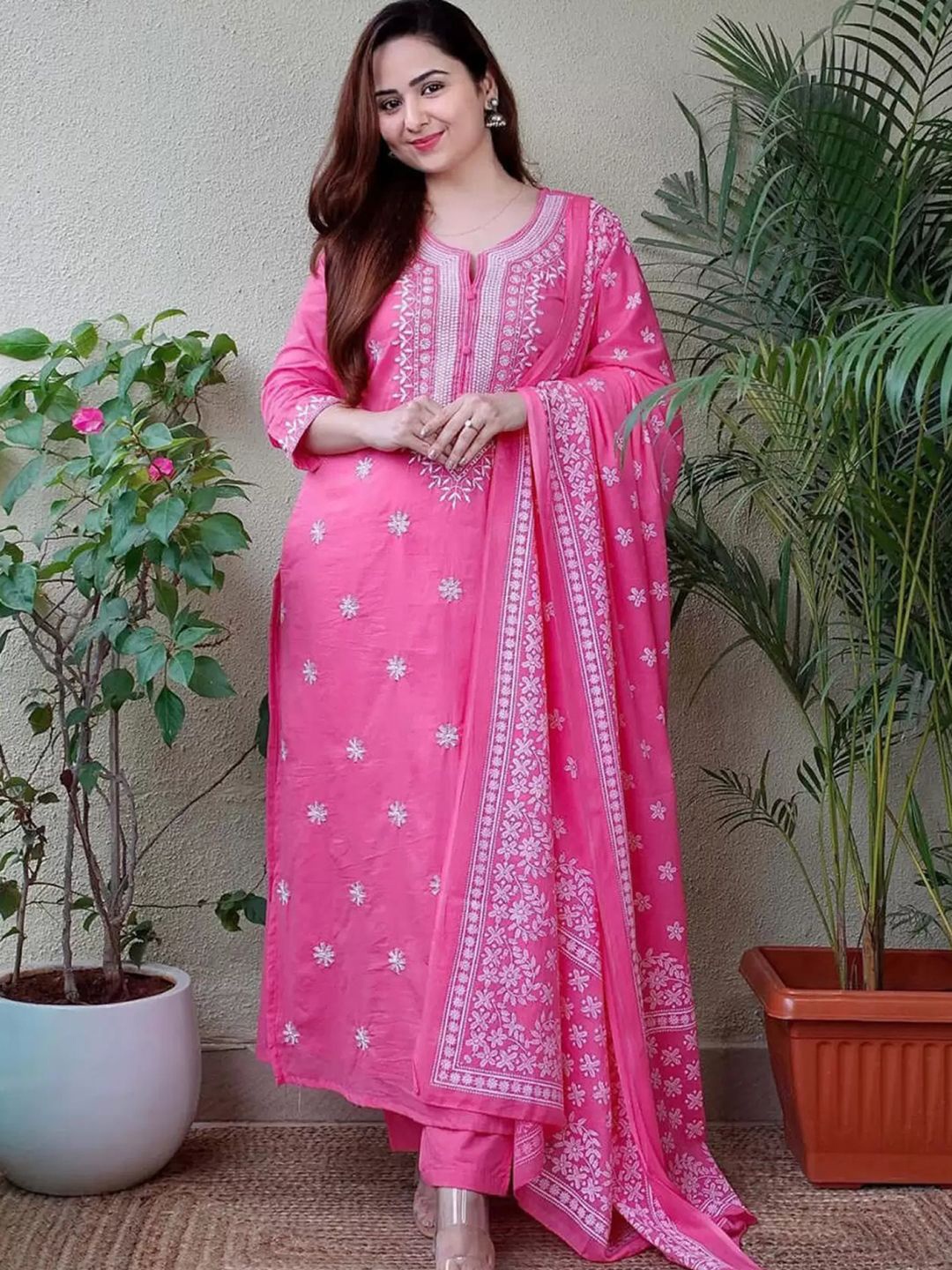 DIVASTRI Women Floral Embroidered Regular Thread Work Kurta with Trousers & With Dupatta, Pink
DIVASTRI Women Floral Embroidered Regular Thread Work Kurta with Trousers & With Dupatta, Pink