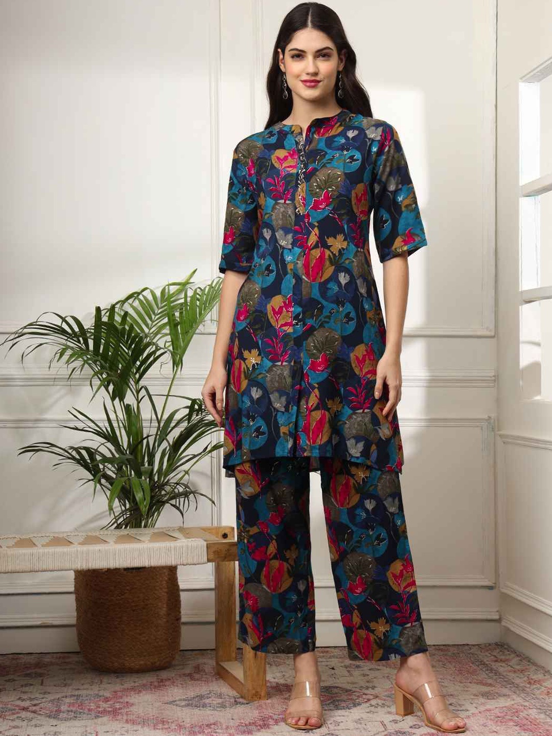 SUNDARNAARI Printed Mandarin Collar Three-Quarter Sleeves Top With Trouser, Navy blue
SUNDARNAARI Printed Mandarin Collar Three-Quarter Sleeves Top With Trouser, Navy blue