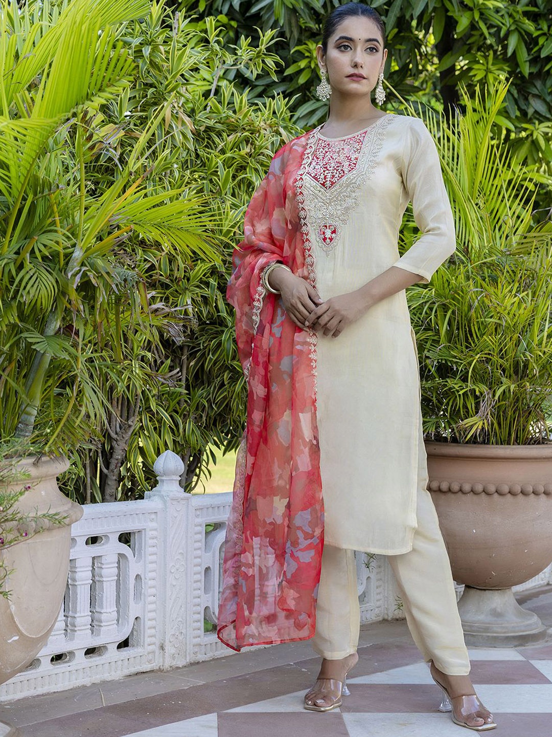 Navlik Women Floral Yoke Design Regular Thread Work Chanderi Silk Kurta with Trousers & With Dupatta, Cream
Navlik Women Floral Yoke Design Regular Thread Work Chanderi Silk Kurta with Trousers & With Dupatta, Cream