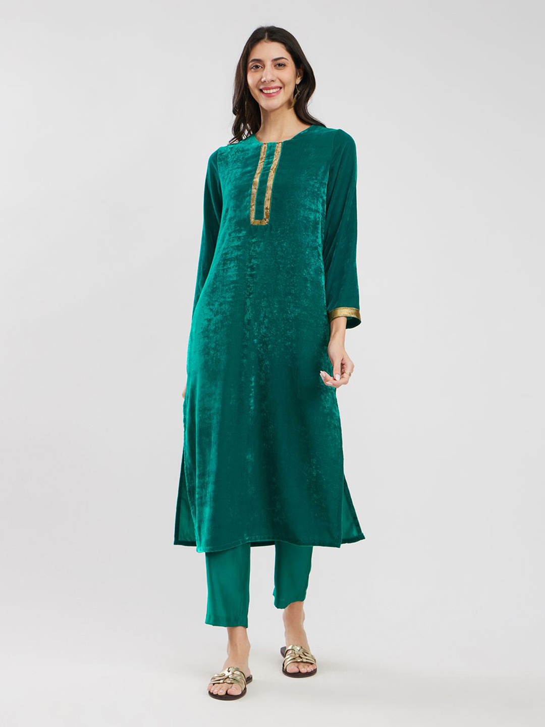 Pink Fort Women Floral Yoke Design Regular Thread Work Velvet Kurta with Trousers, Green
Pink Fort Women Floral Yoke Design Regular Thread Work Velvet Kurta with Trousers, Green