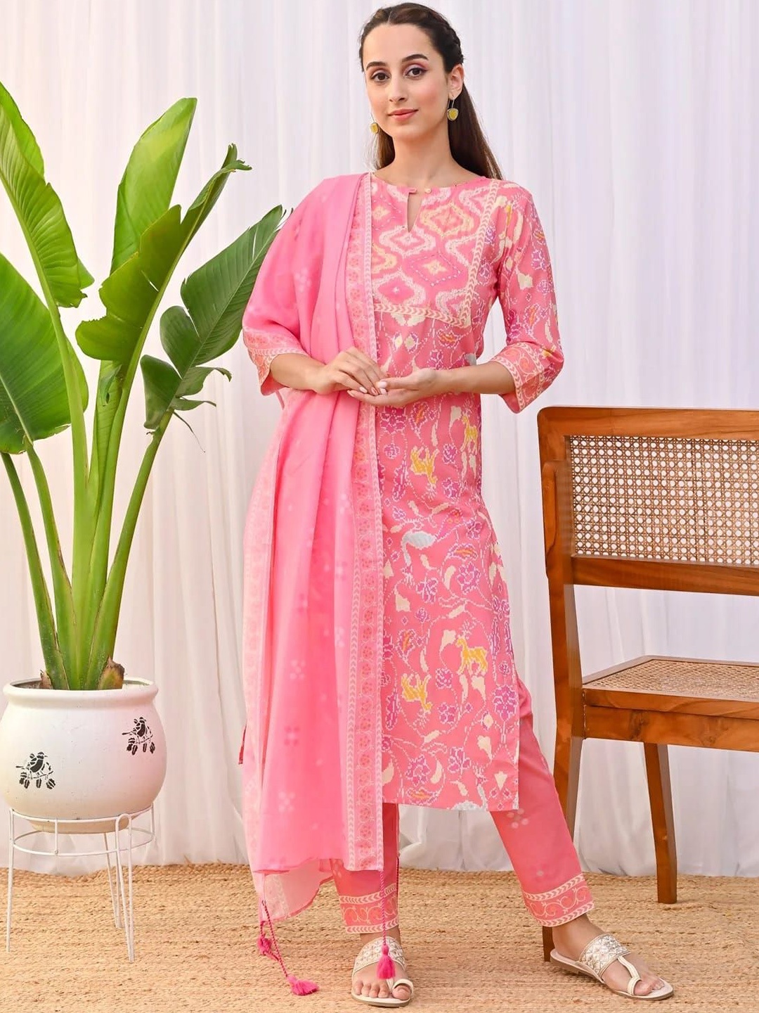 Anouk Women Floral Printed Regular Sequinned Kurta with Trousers & With Dupatta, Pink
Anouk Women Floral Printed Regular Sequinned Kurta with Trousers & With Dupatta, Pink