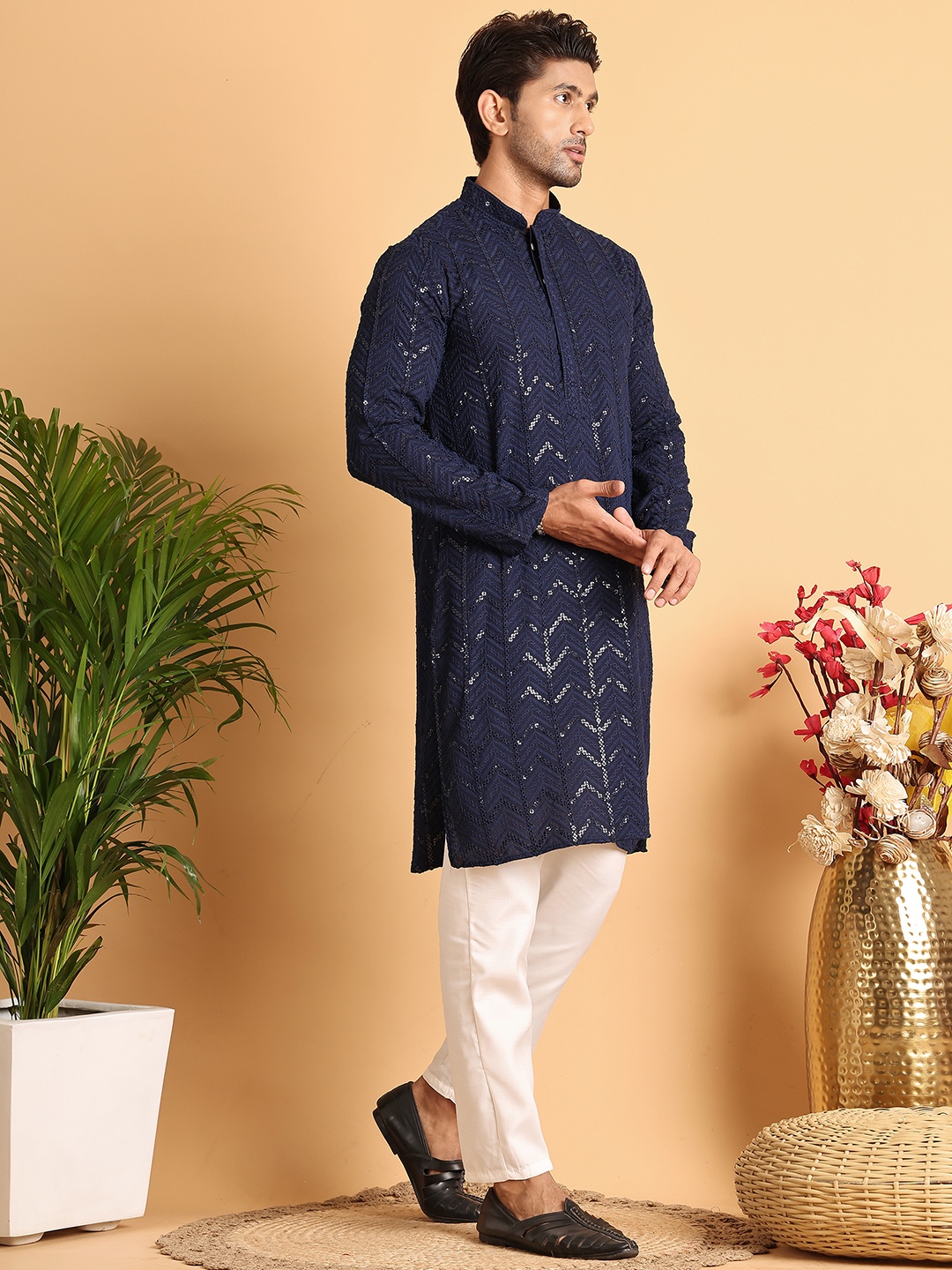 Jompers Men Ethnic Motifs Embroidered Regular Sequinned Kurta with Pyjamas, Navy blue
Jompers Men Ethnic Motifs Embroidered Regular Sequinned Kurta with Pyjamas, Navy blue