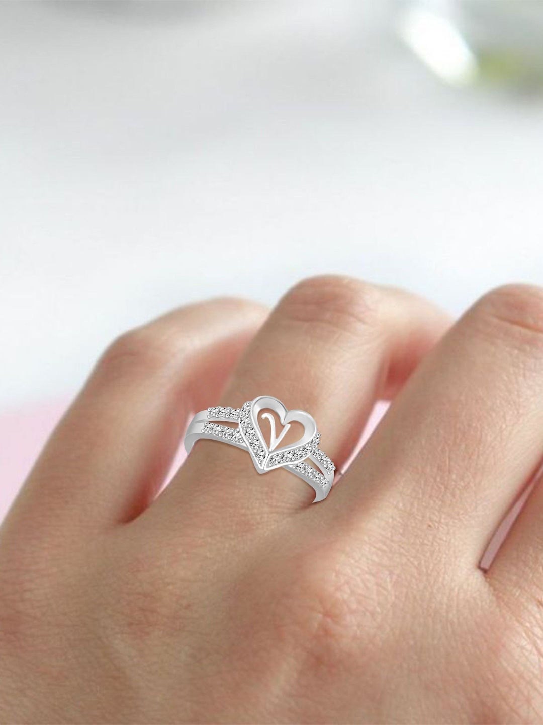 Lila Unisex Silver-Plated Cubic Zirconia Stone Studded Alphabet V Adjustable Finger Ring
Lila Unisex Silver-Plated Cubic Zirconia Stone Studded Alphabet V Adjustable Finger Ring