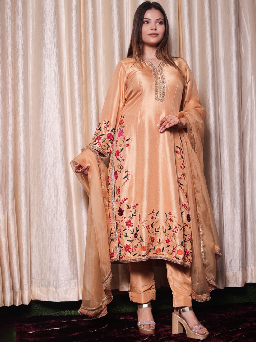 ZARIKALI Women Floral Embroidered Regular Sequinned Pure Silk Kurta with Trousers & With Dupatta, Yellow
ZARIKALI Women Floral Embroidered Regular Sequinned Pure Silk Kurta with Trousers & With Dupatta, Yellow