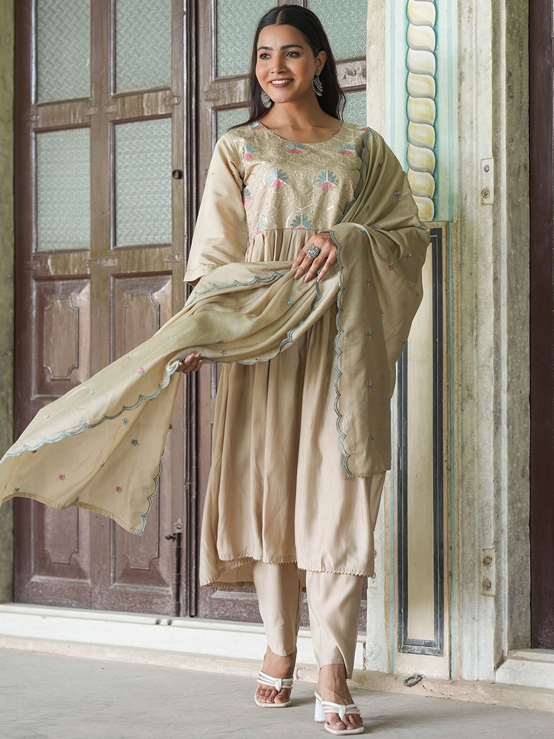 Navlik Women Floral Embroidered Regular Thread Work Kurta with Trousers & With Dupatta, Beige
Navlik Women Floral Embroidered Regular Thread Work Kurta with Trousers & With Dupatta, Beige