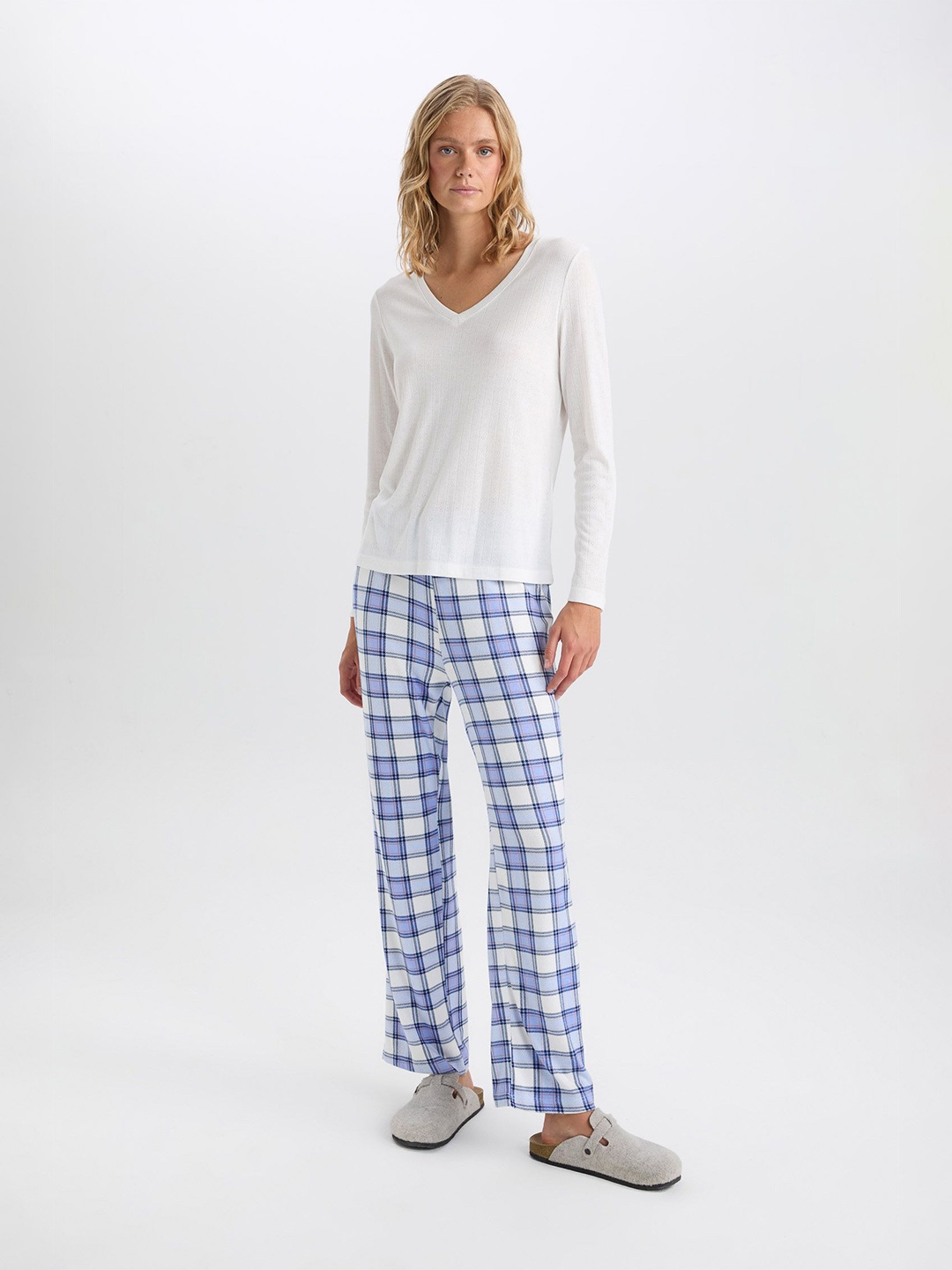 DeFacto Women V-Neck Long Sleeves T-Shirt With Checked Trouser Night Suit, White
DeFacto Women V-Neck Long Sleeves T-Shirt With Checked Trouser Night Suit, White