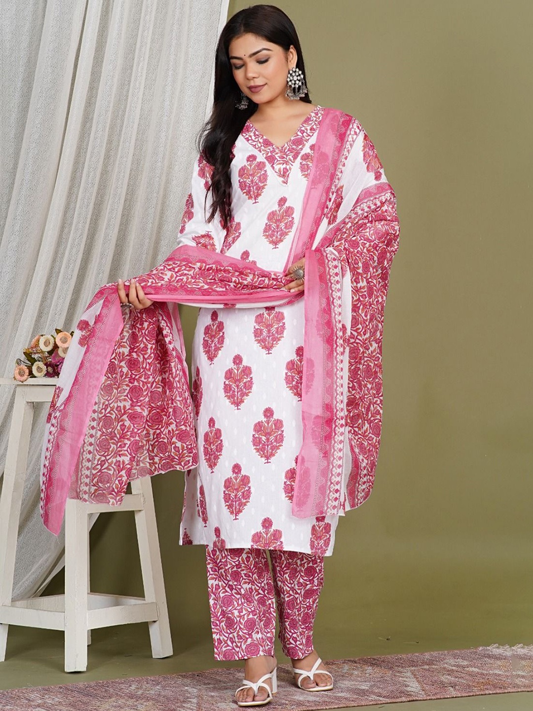 SHOOLIN Women Floral Printed Regular Pure Cotton Kurta with Trousers & With Dupatta, Pink
SHOOLIN Women Floral Printed Regular Pure Cotton Kurta with Trousers & With Dupatta, Pink
