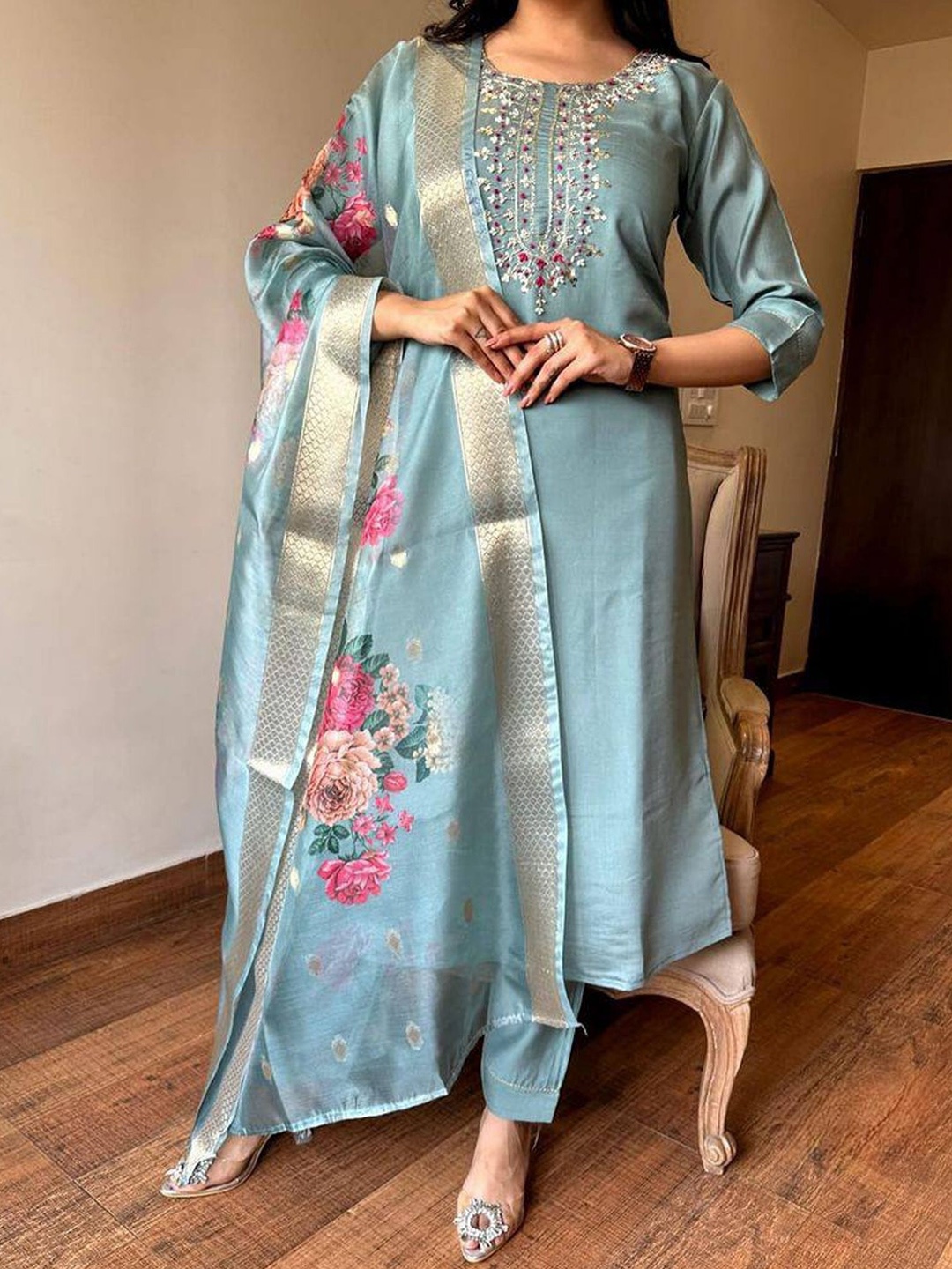 BLACK SCISSOR Women Ethnic Motifs Embroidered Regular Chanderi Silk Kurta with Trousers & With Dupatta, Blue
BLACK SCISSOR Women Ethnic Motifs Embroidered Regular Chanderi Silk Kurta with Trousers & With Dupatta, Blue