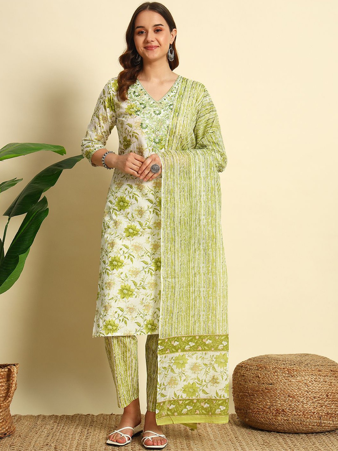 IkDaiya Women Floral Embroidered Regular Pure Cotton Kurta with Trousers & With Dupatta, Green
IkDaiya Women Floral Embroidered Regular Pure Cotton Kurta with Trousers & With Dupatta, Green