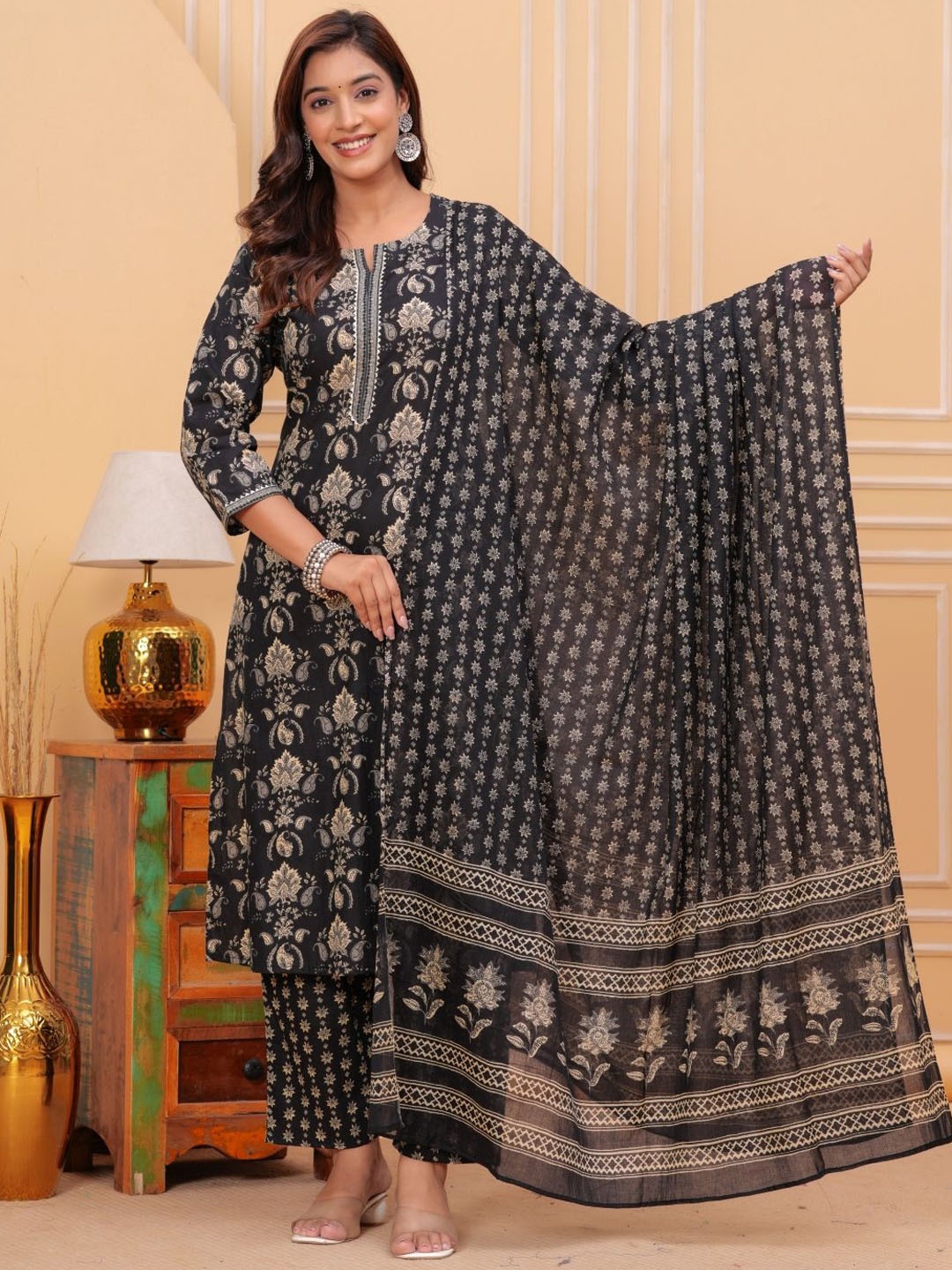RANI PRINTS Women Floral Printed Regular Pure Cotton Kurta with Trousers & With Dupatta, Black
RANI PRINTS Women Floral Printed Regular Pure Cotton Kurta with Trousers & With Dupatta, Black
