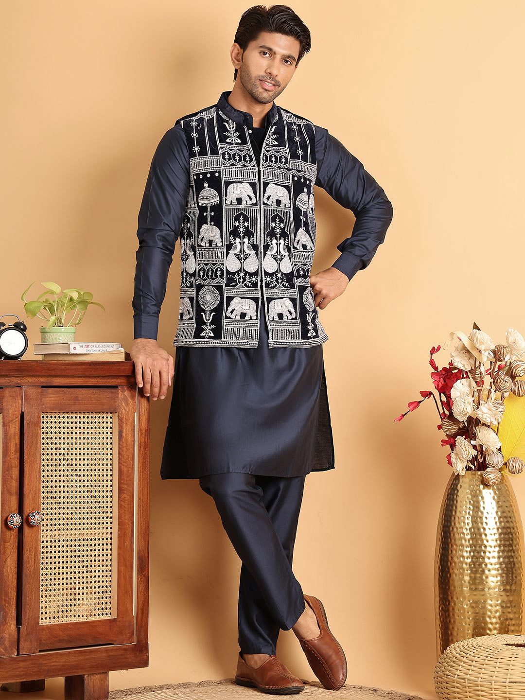 Jompers Men Animal Embroidered Regular Thread Work Velvet Kurta with Pyjamas, Navy blue
Jompers Men Animal Embroidered Regular Thread Work Velvet Kurta with Pyjamas, Navy blue