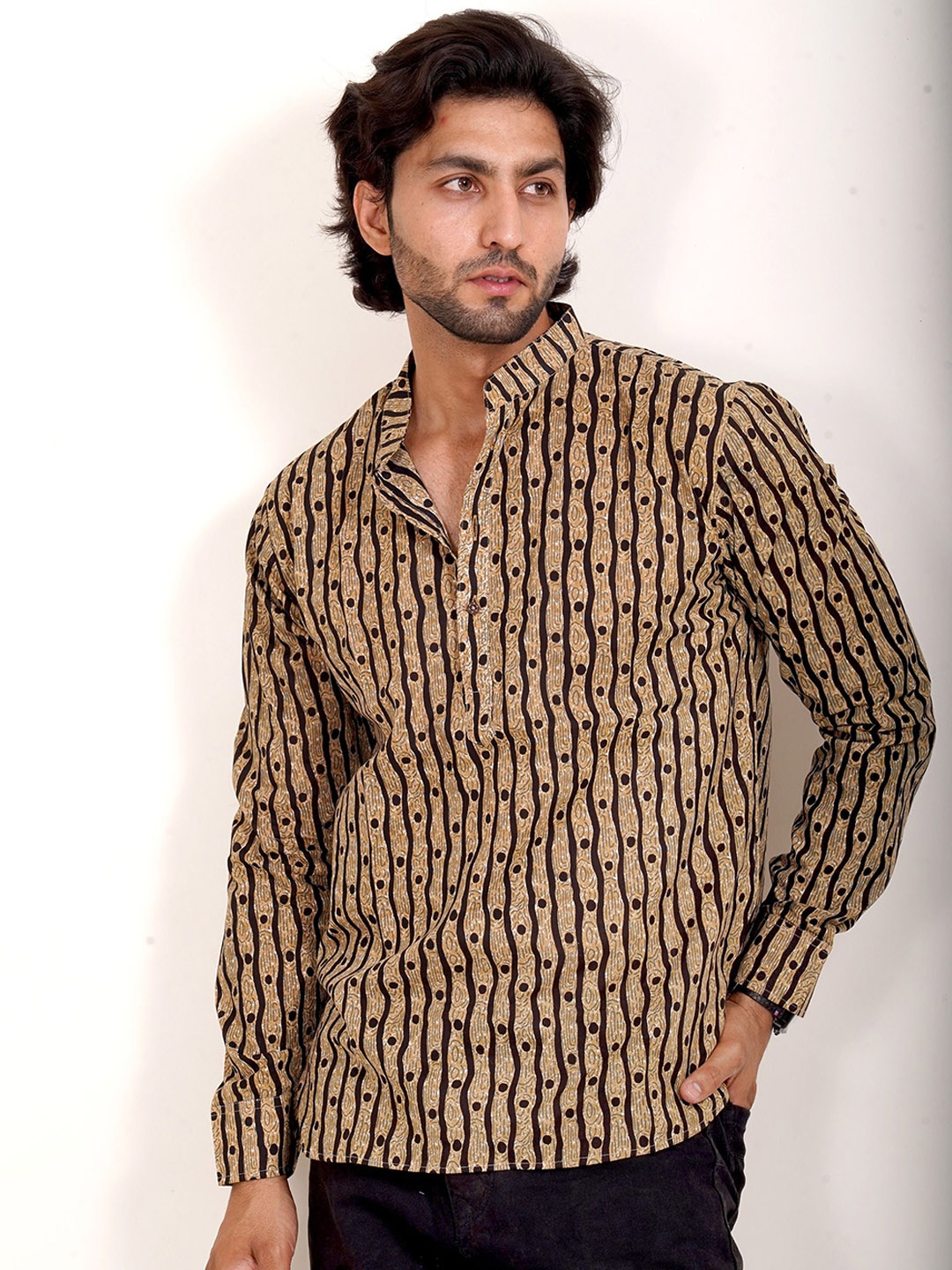 The Kurta Studio Abstract Printed Mandarin Collar Pure Cotton Straight Short Kurta, Black
The Kurta Studio Abstract Printed Mandarin Collar Pure Cotton Straight Short Kurta, Black