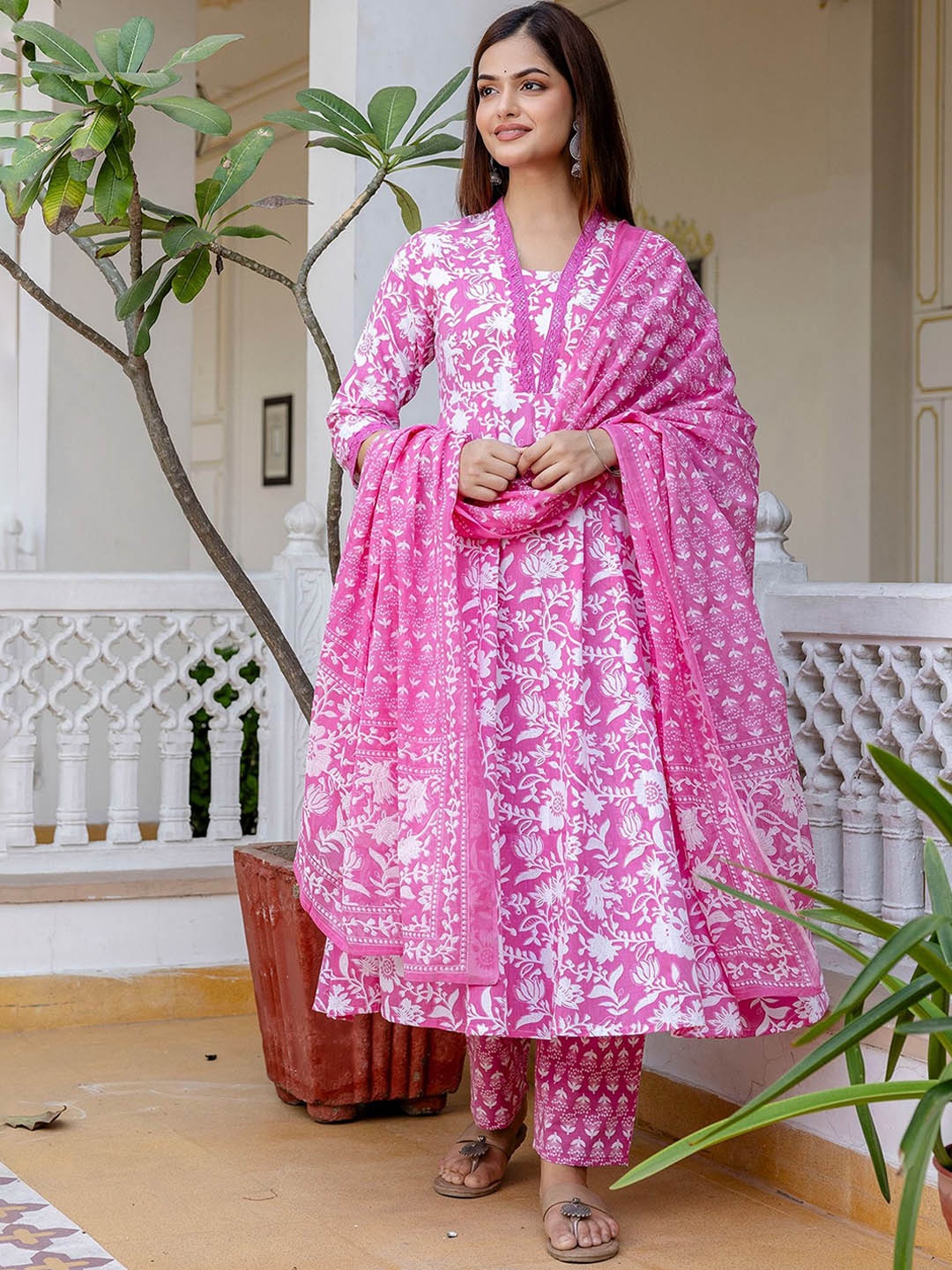 GEKHA Women Floral Printed Regular Thread Work Pure Cotton Kurta with Trousers & With Dupatta, Pink
GEKHA Women Floral Printed Regular Thread Work Pure Cotton Kurta with Trousers & With Dupatta, Pink