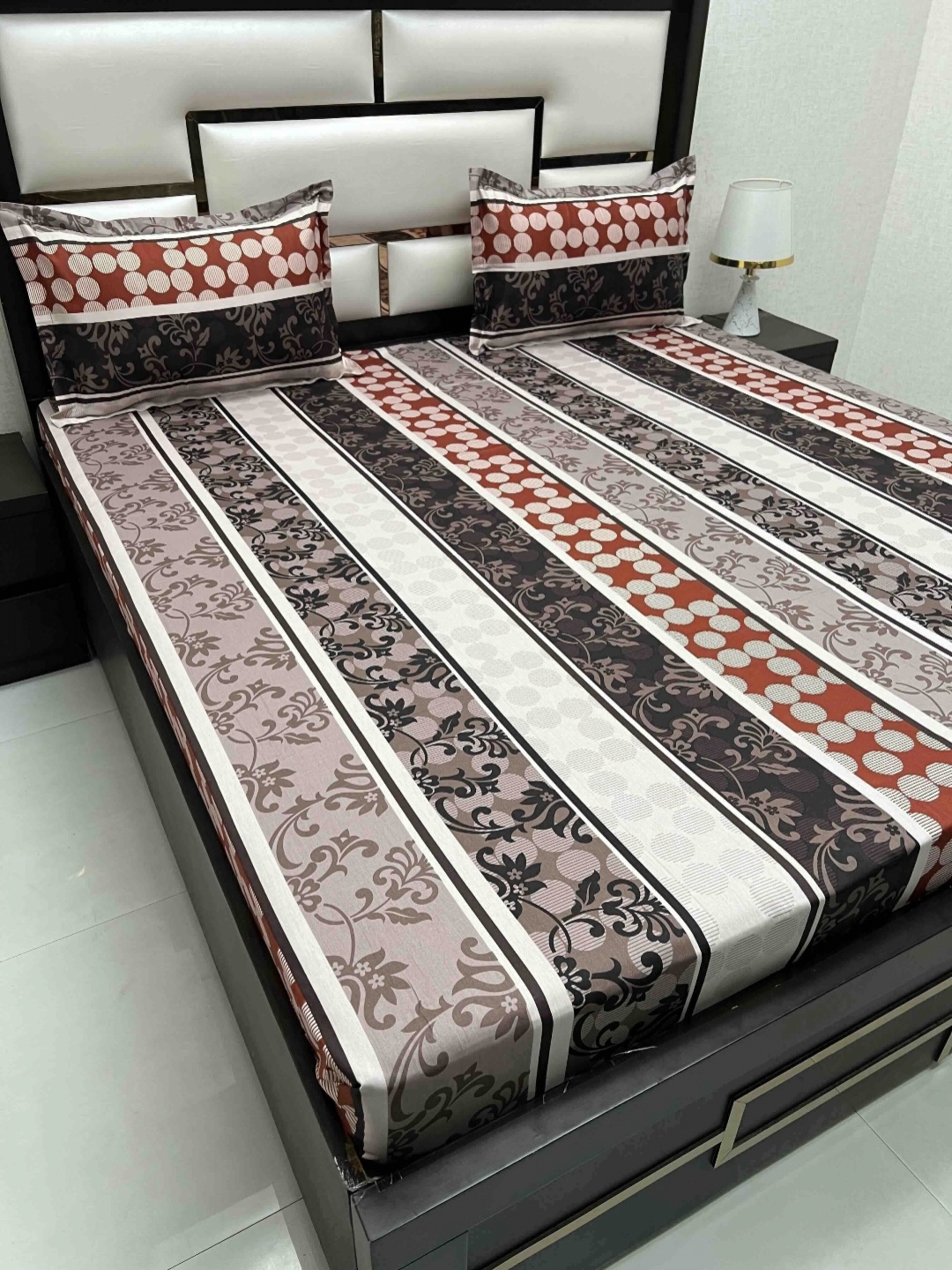 Pure Decor White & Brown Floral Pure Cotton 240 TC Queen Bedsheet Set 2.26 m x 2.56 m
Pure Decor White & Brown Floral Pure Cotton 240 TC Queen Bedsheet Set 2.26 m x 2.56 m