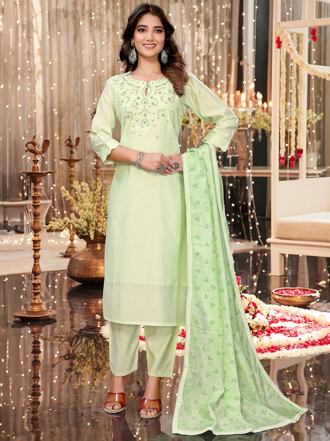 Rangita Women Ethnic Motifs Embroidered Regular Sequinned Kurta with Trousers & With Dupatta, Green
Rangita Women Ethnic Motifs Embroidered Regular Sequinned Kurta with Trousers & With Dupatta, Green