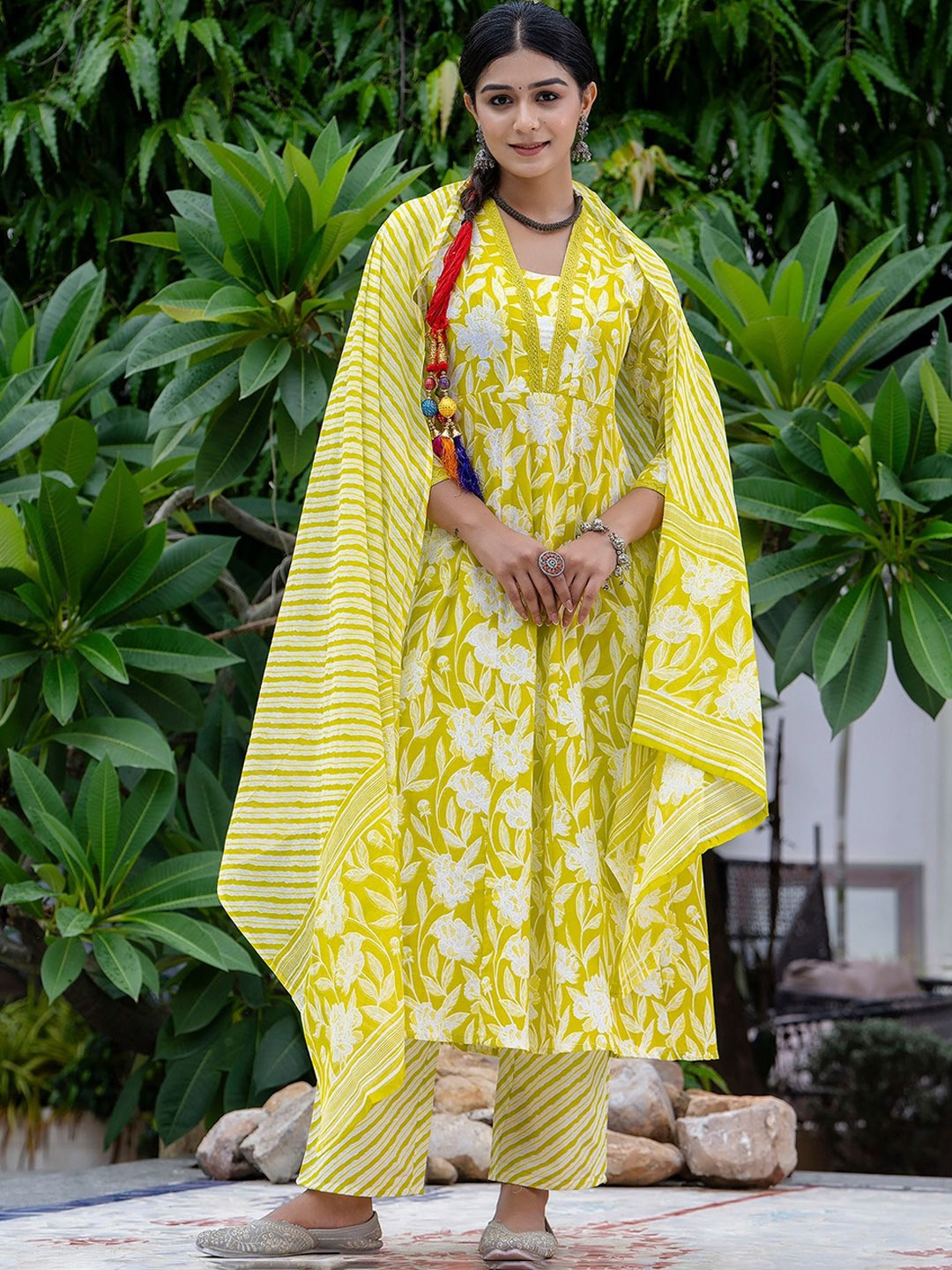 GEKHA Women Floral Printed Regular Thread Work Pure Cotton Kurta with Trousers & With Dupatta, Yellow
GEKHA Women Floral Printed Regular Thread Work Pure Cotton Kurta with Trousers & With Dupatta, Yellow