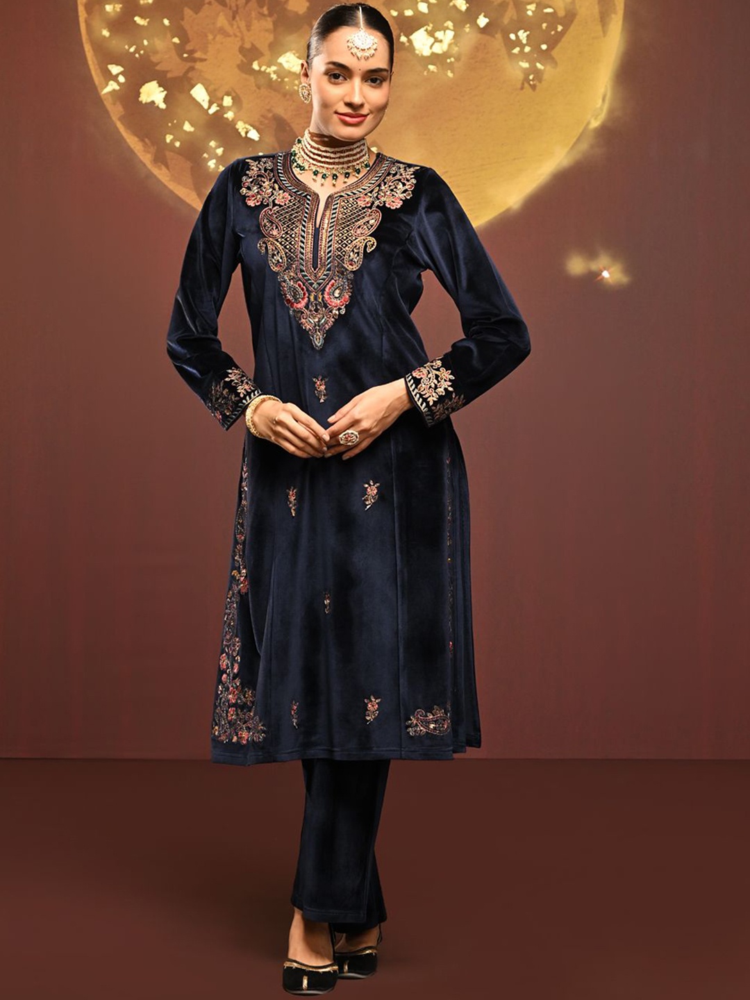 Lakshita Women Ethnic Motifs Embroidered Regular Sequinned Velvet Kurta with Trousers, Navy blue
Lakshita Women Ethnic Motifs Embroidered Regular Sequinned Velvet Kurta with Trousers, Navy blue