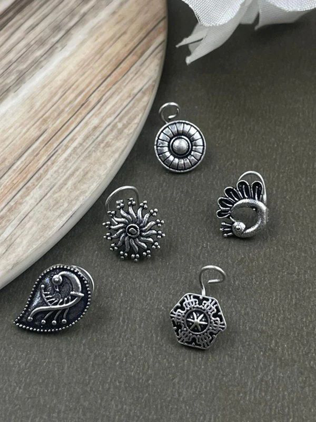 NAMAN ARTS Silver-Plated Stud Nosepin
NAMAN ARTS Silver-Plated Stud Nosepin