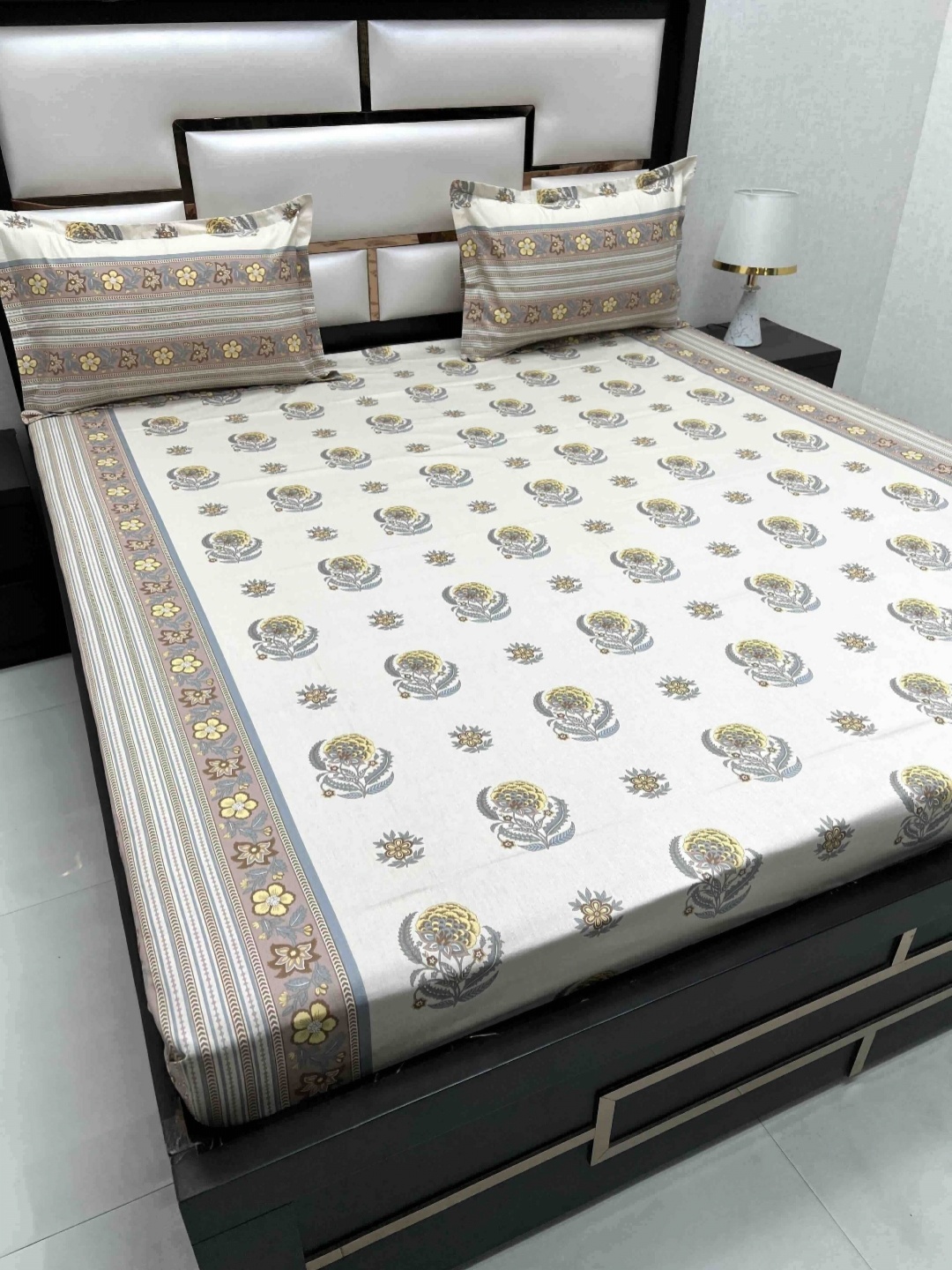 Pure Decor Royal Passion Brown 250 TC Pure Cotton Queen Bedsheet Set-2.27 m x 2.55 m, Cream
Pure Decor Royal Passion Brown 250 TC Pure Cotton Queen Bedsheet Set-2.27 m x 2.55 m, Cream
