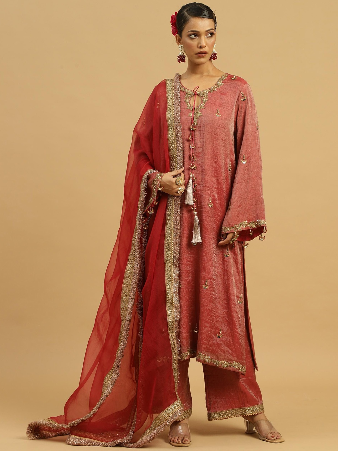 Siyona by Ankurita Women Floral Embroidered Regular Thread Work Kurta with Trousers & With Dupatta, Burgundy
Siyona by Ankurita Women Floral Embroidered Regular Thread Work Kurta with Trousers & With Dupatta, Burgundy