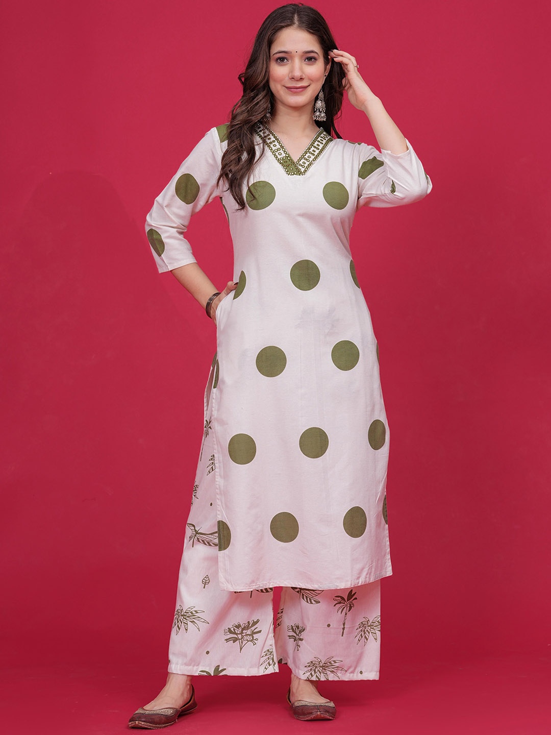 HEARTLOOM Women Floral Printed Regular Mirror Work Pure Cotton Kurta with Palazzos, Green
HEARTLOOM Women Floral Printed Regular Mirror Work Pure Cotton Kurta with Palazzos, Green