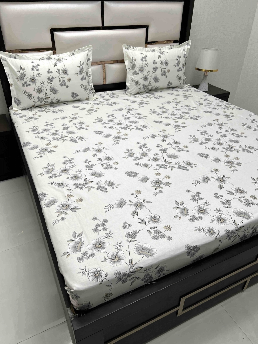 Pure Decor Royal Passion White Floral Cotton 260 TC Queen Bedsheet Set 2.26 m x 2.54 m
Pure Decor Royal Passion White Floral Cotton 260 TC Queen Bedsheet Set 2.26 m x 2.54 m